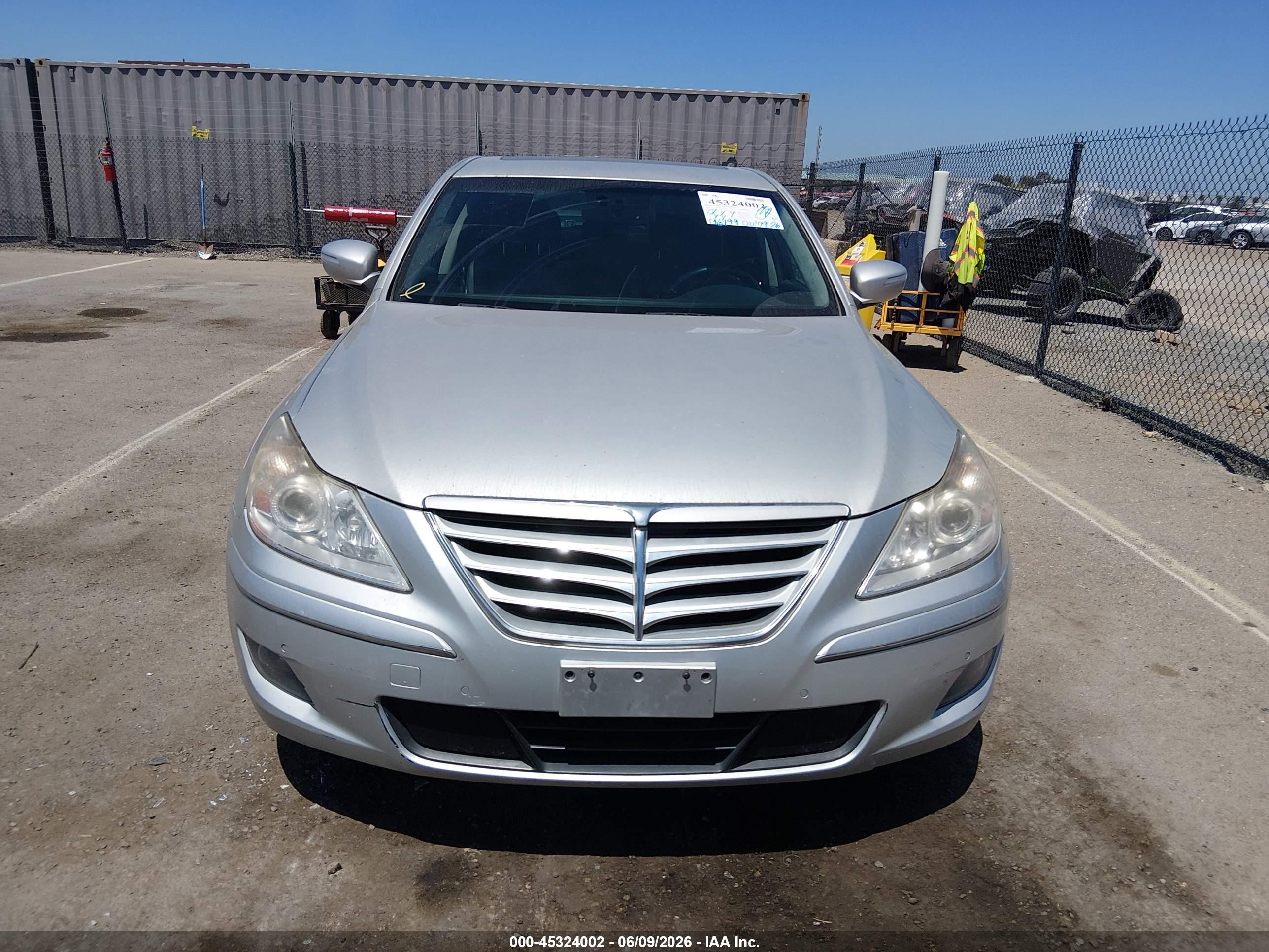2011 Hyundai Genesis 3.8 Silver vin: KMHGC4DE9BU142308