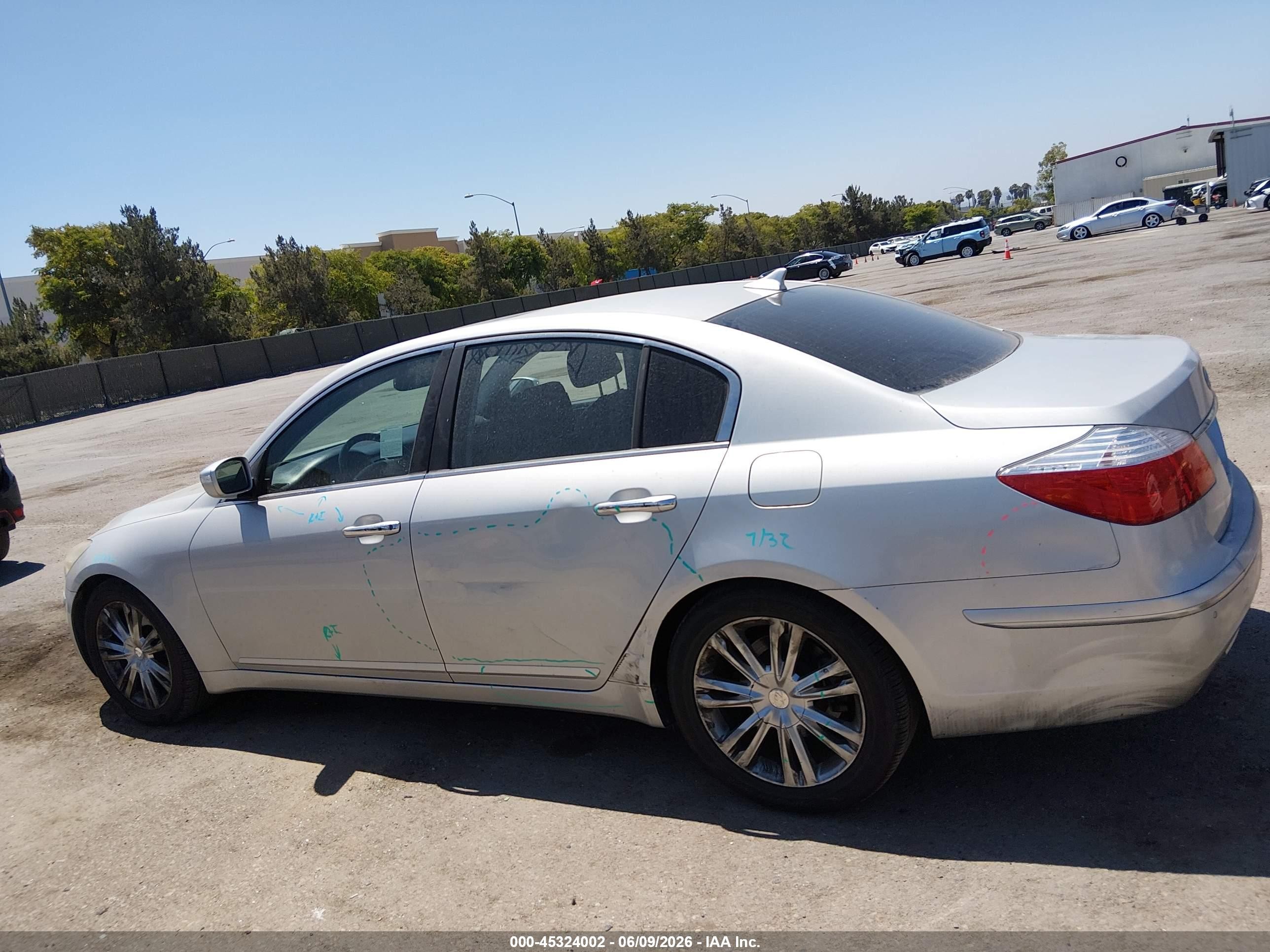 2011 Hyundai Genesis 3.8 Silver vin: KMHGC4DE9BU142308