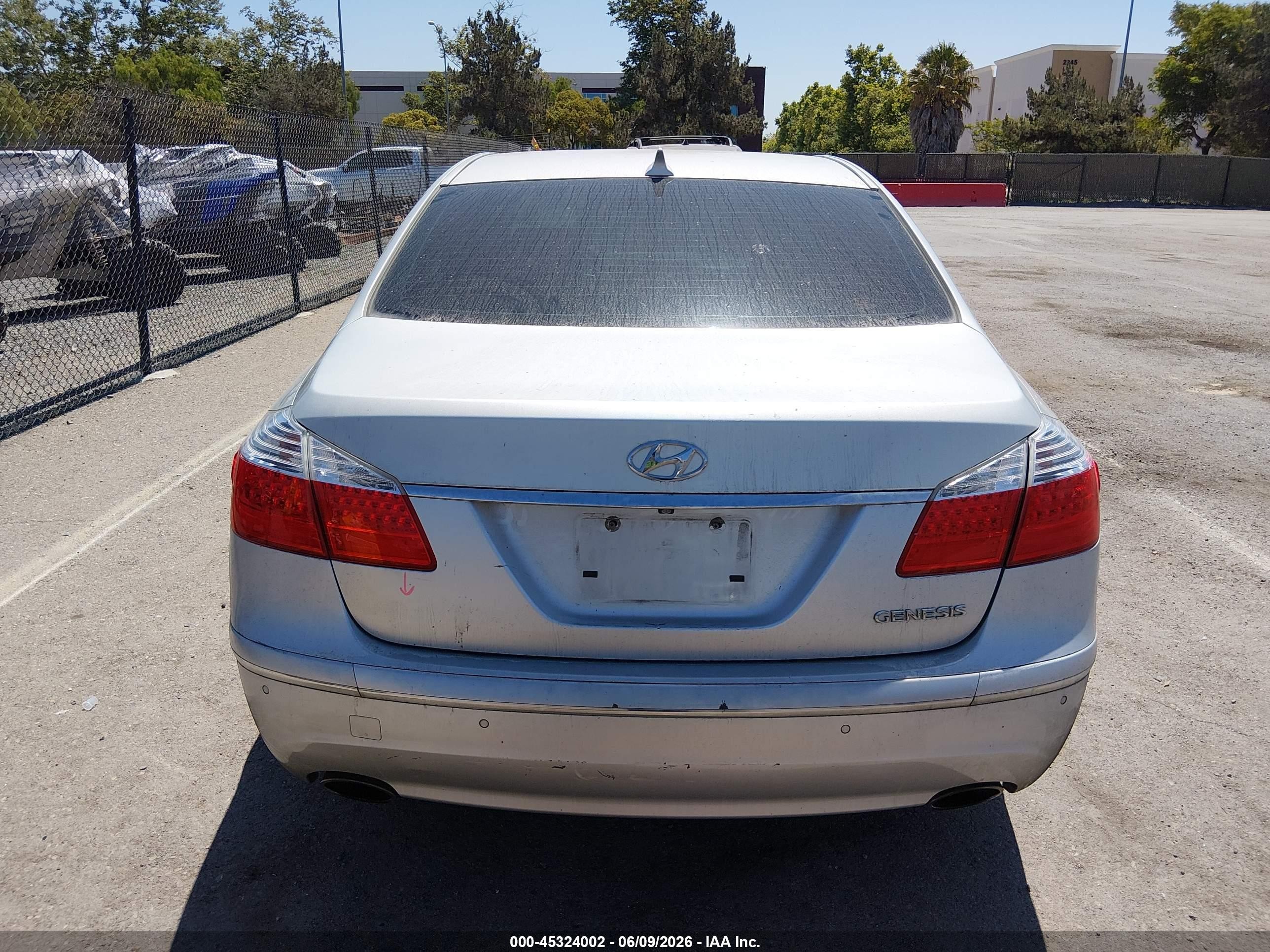 2011 Hyundai Genesis 3.8 Silver vin: KMHGC4DE9BU142308