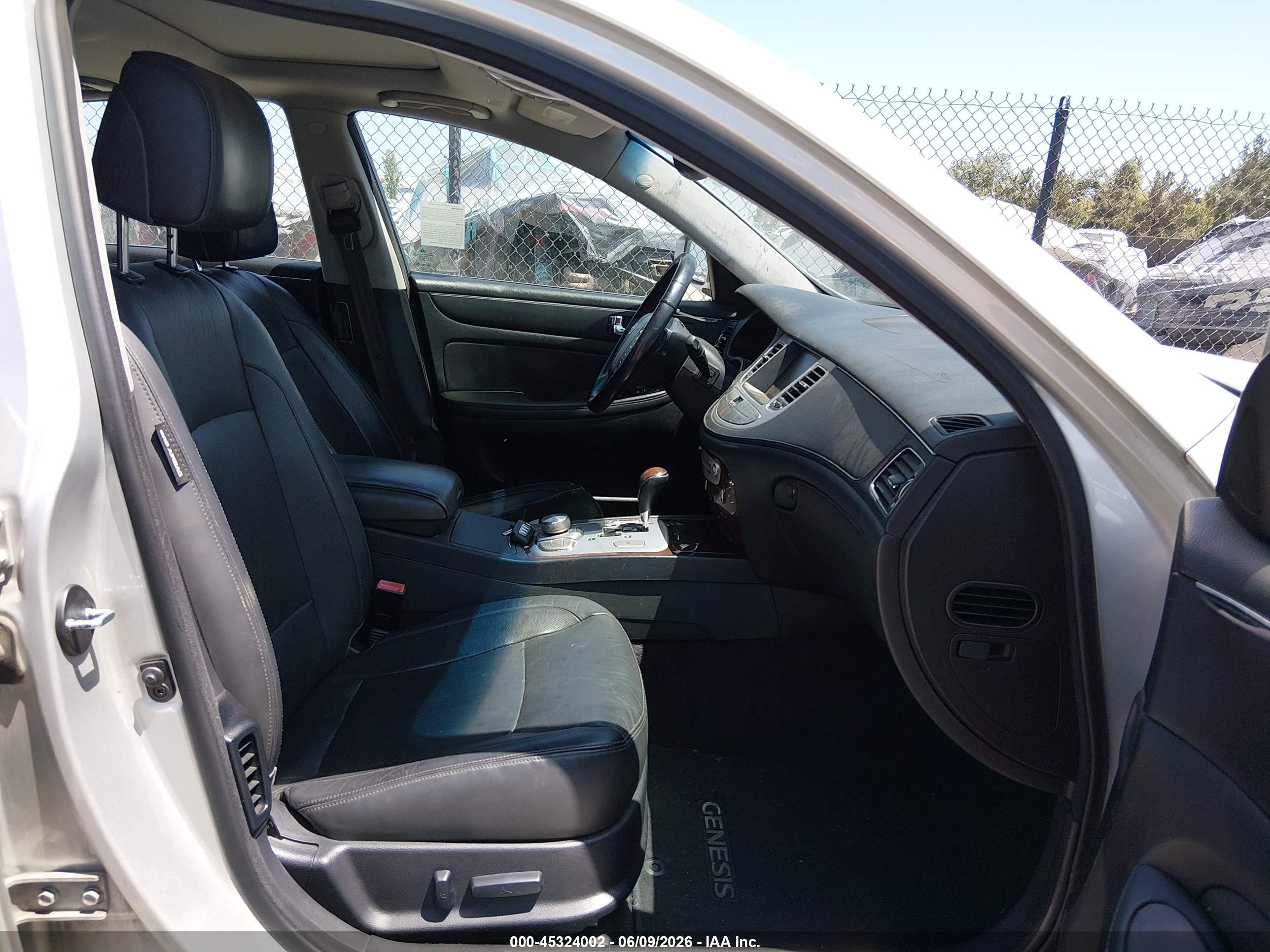 2011 Hyundai Genesis 3.8 Silver vin: KMHGC4DE9BU142308