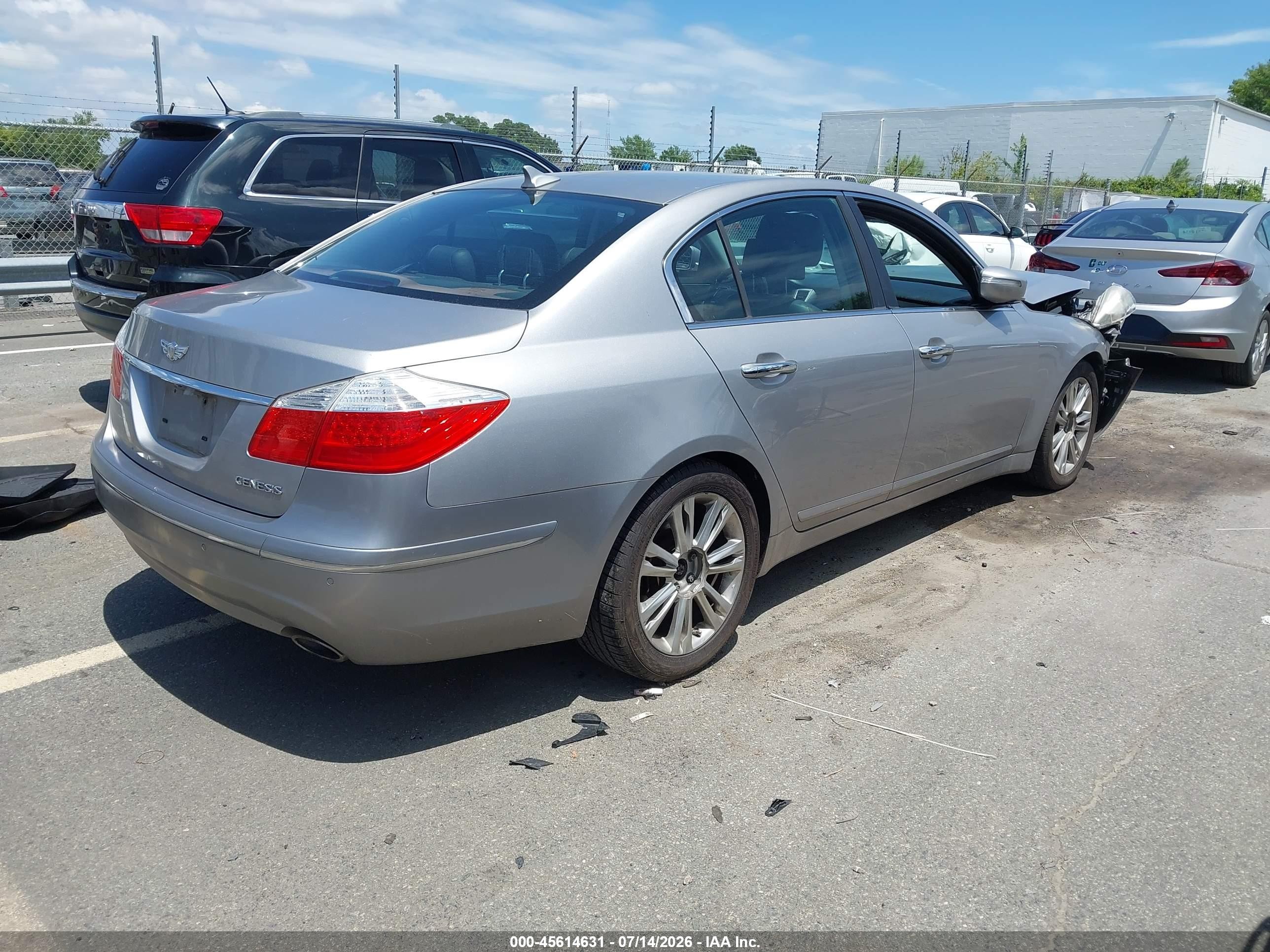 2010 Hyundai Genesis 3.8 Серебряный vin: KMHGC4DEXAU096826