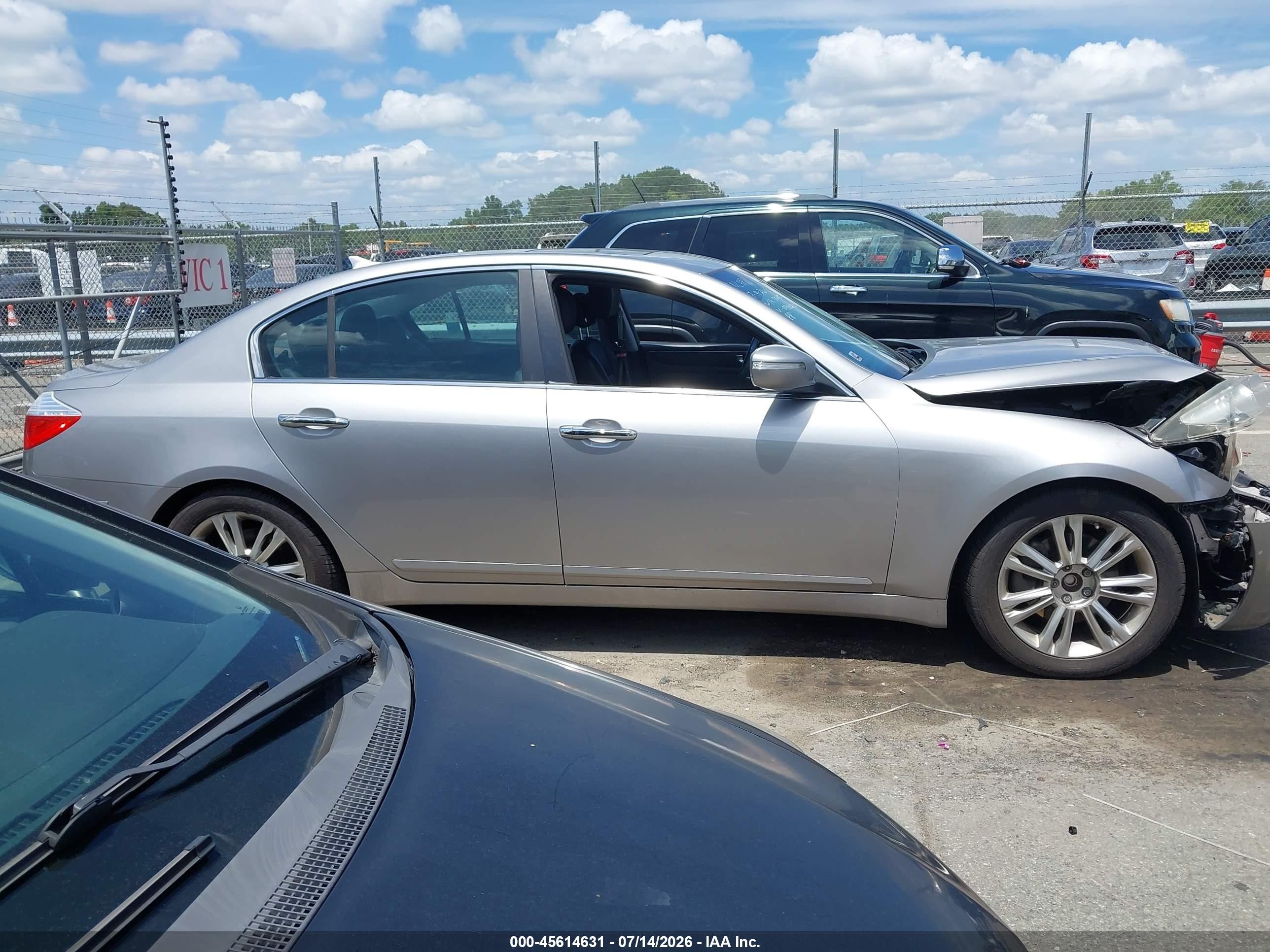 2010 Hyundai Genesis 3.8 Серебряный vin: KMHGC4DEXAU096826