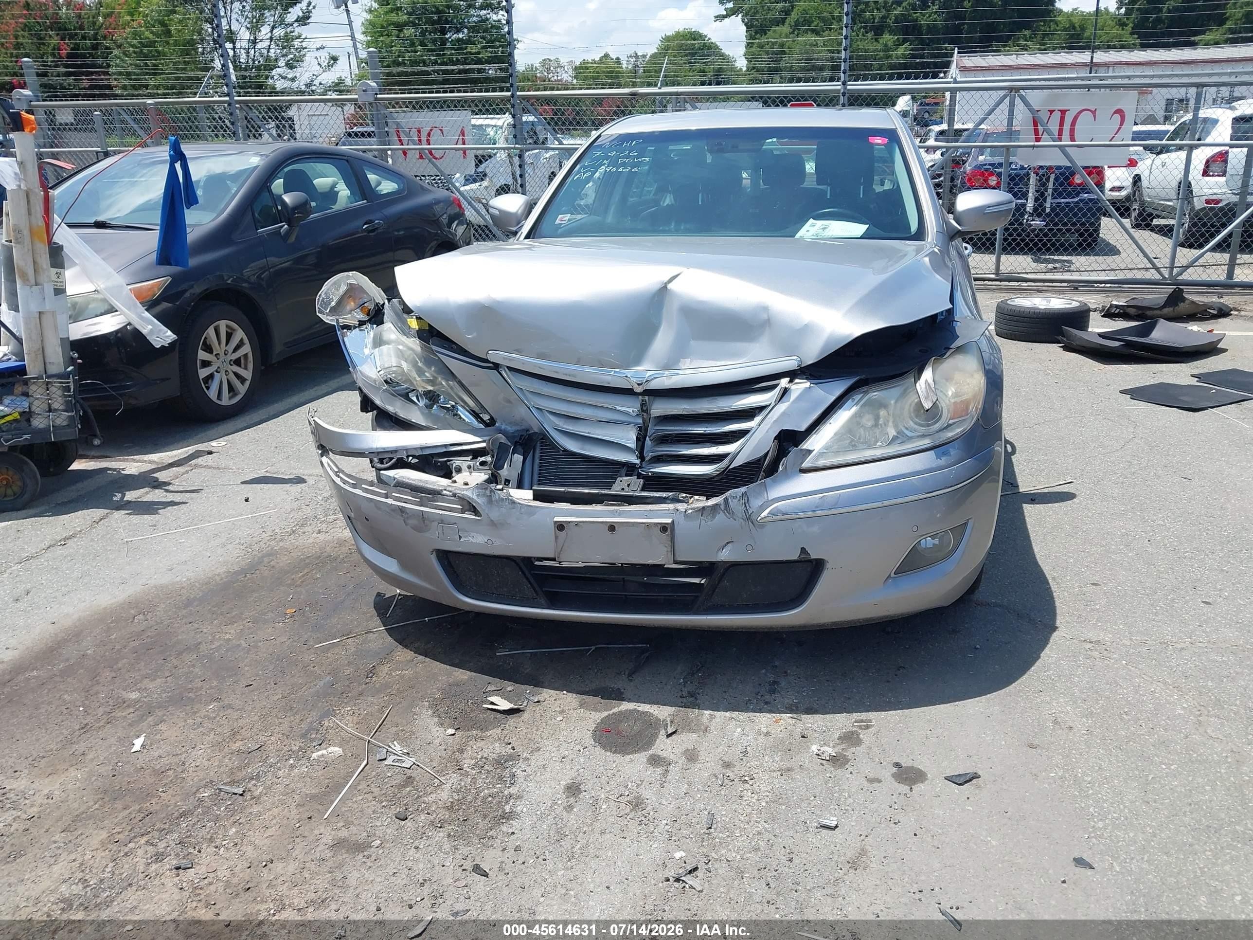 2010 Hyundai Genesis 3.8 Серебряный vin: KMHGC4DEXAU096826