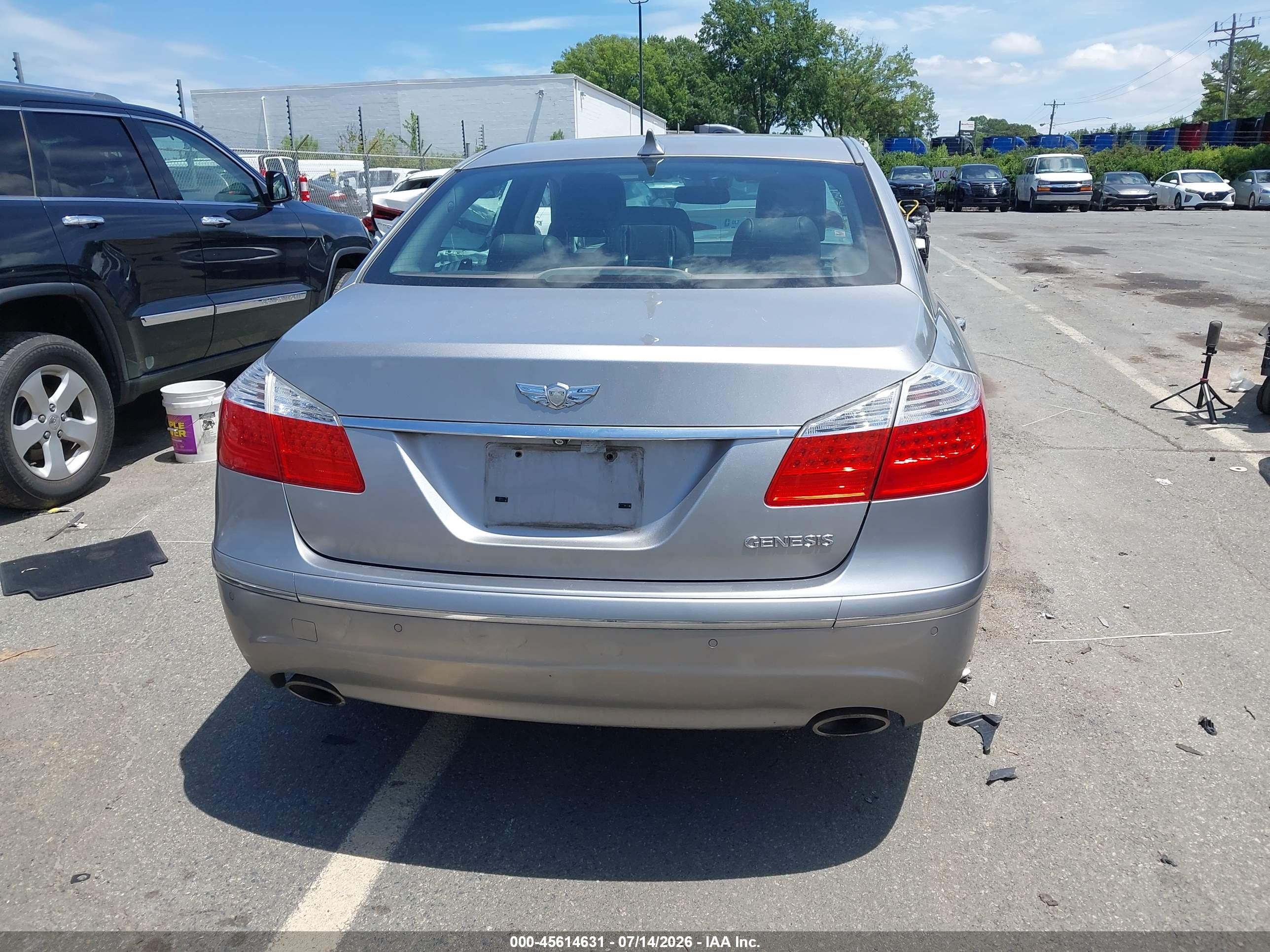 2010 Hyundai Genesis 3.8 Серебряный vin: KMHGC4DEXAU096826