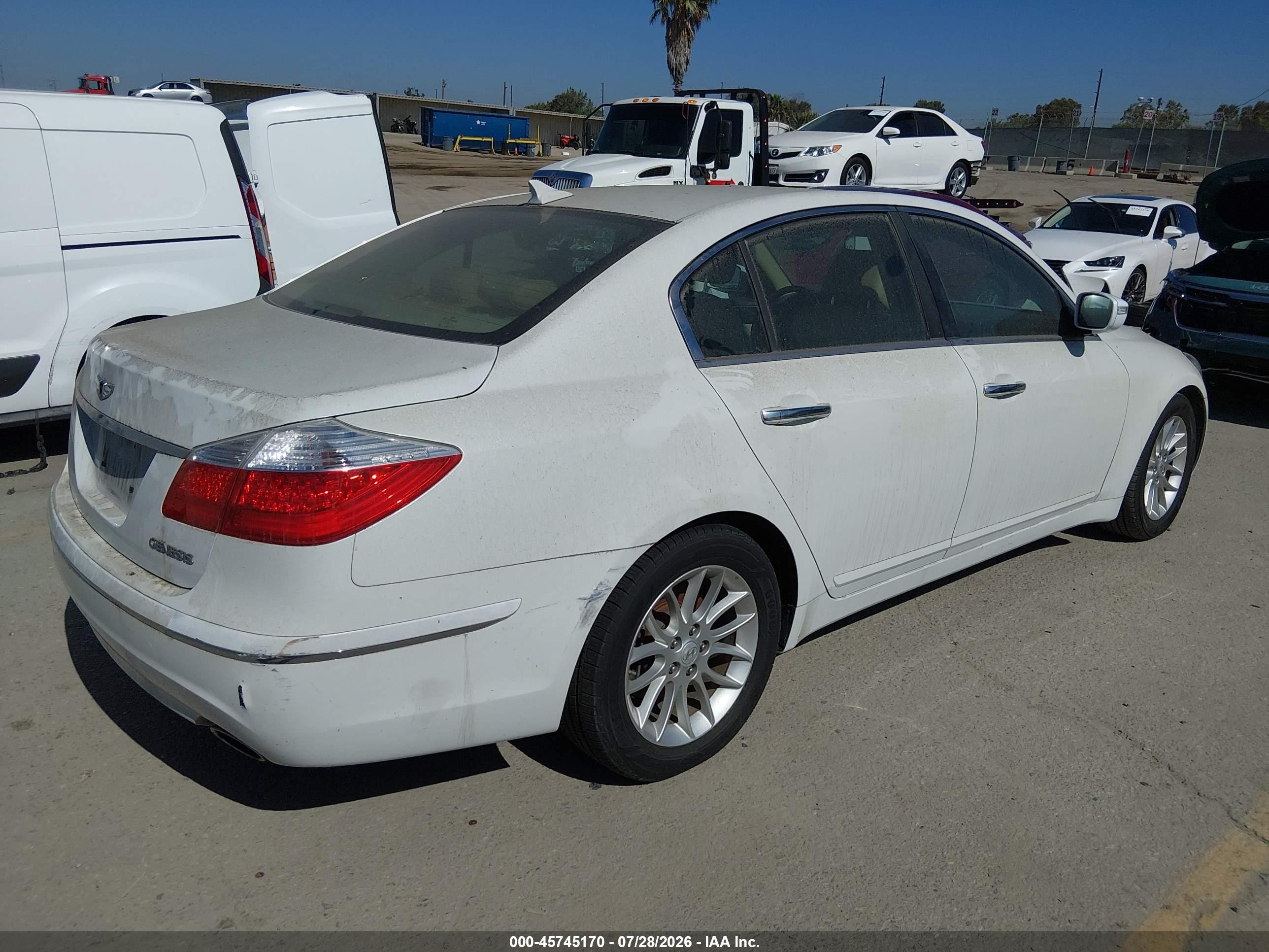 2011 Hyundai Genesis 3.8 White vin: KMHGC4DEXBU113559