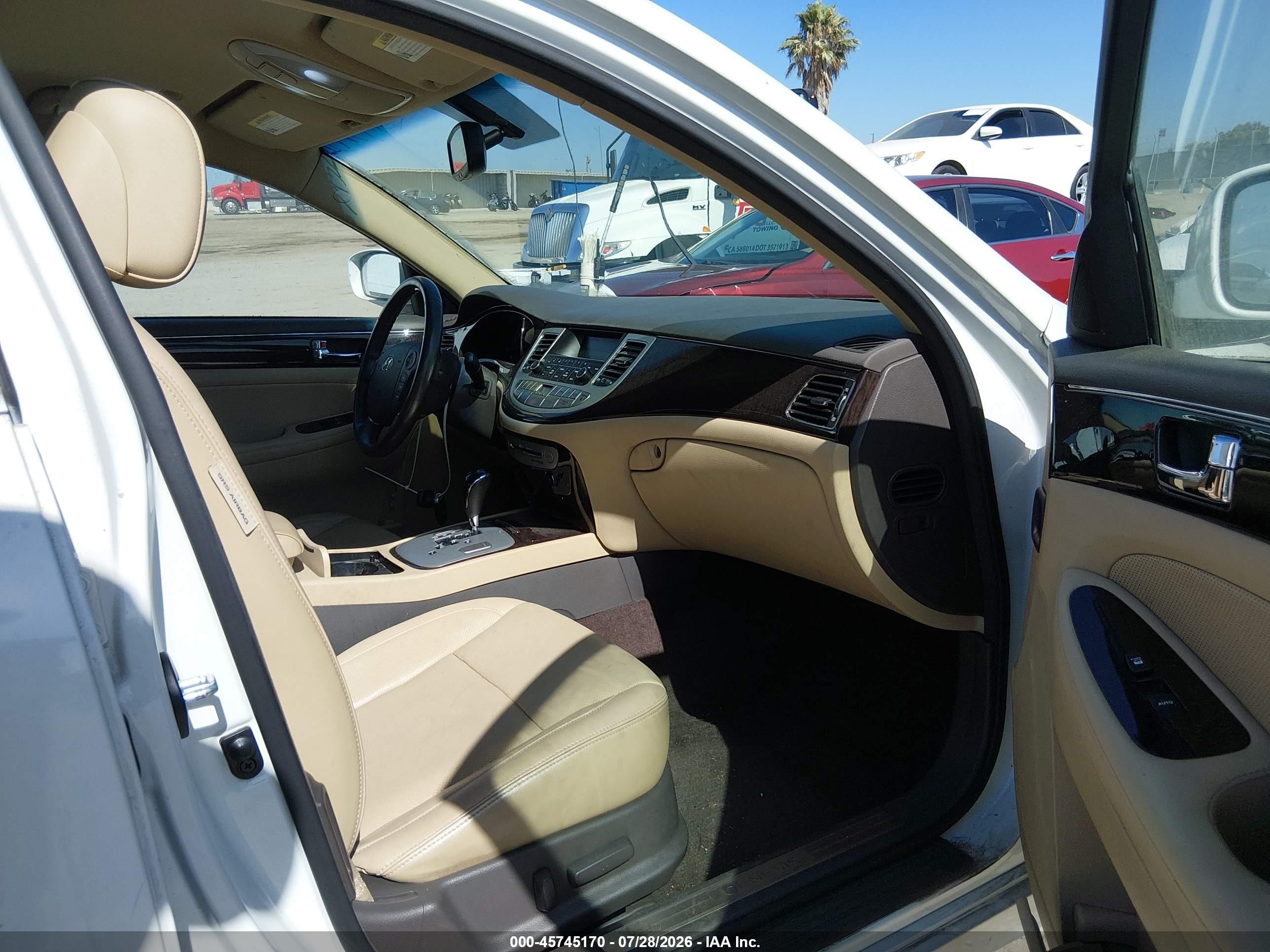 2011 Hyundai Genesis 3.8 White vin: KMHGC4DEXBU113559