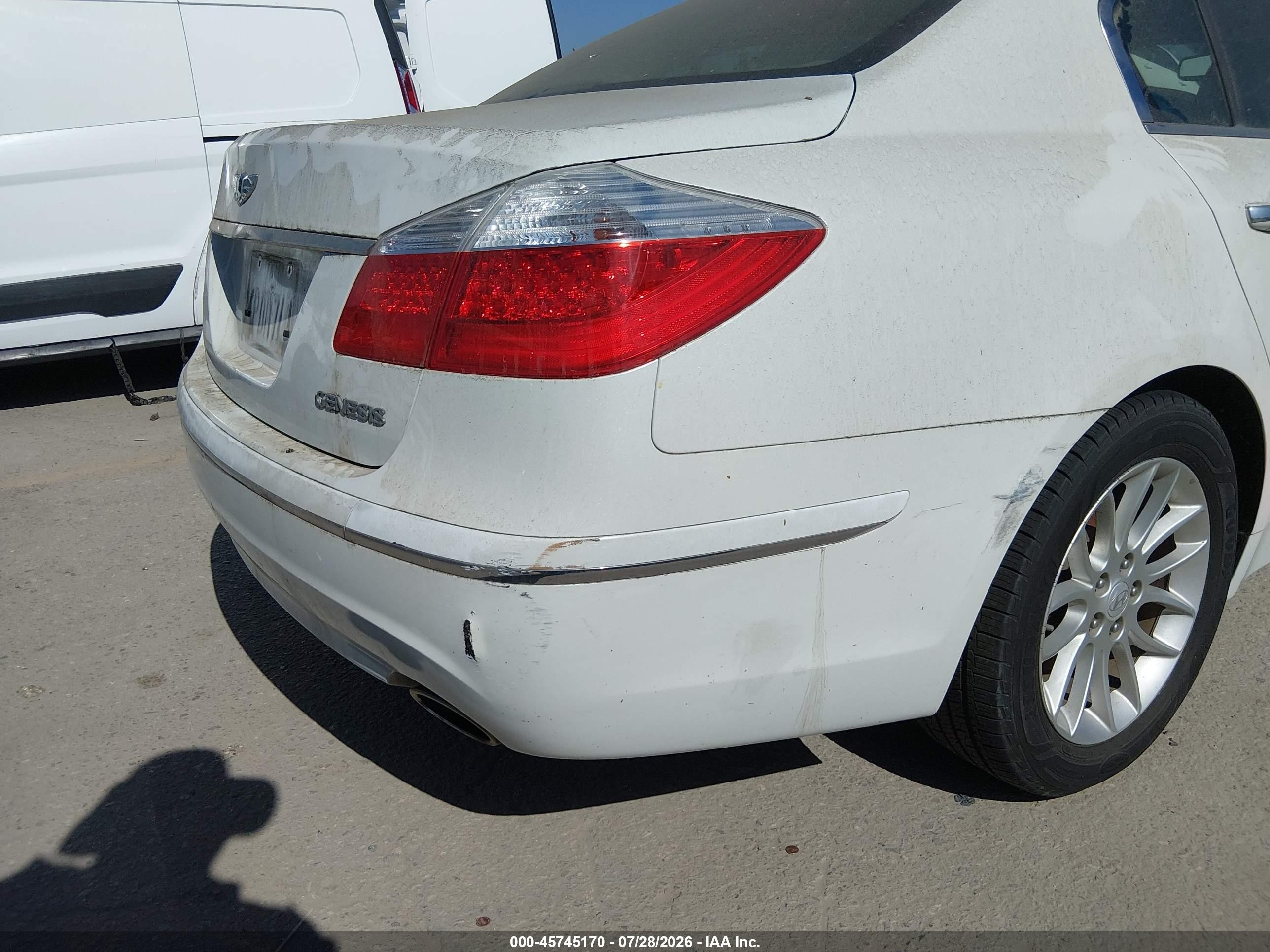 2011 Hyundai Genesis 3.8 White vin: KMHGC4DEXBU113559