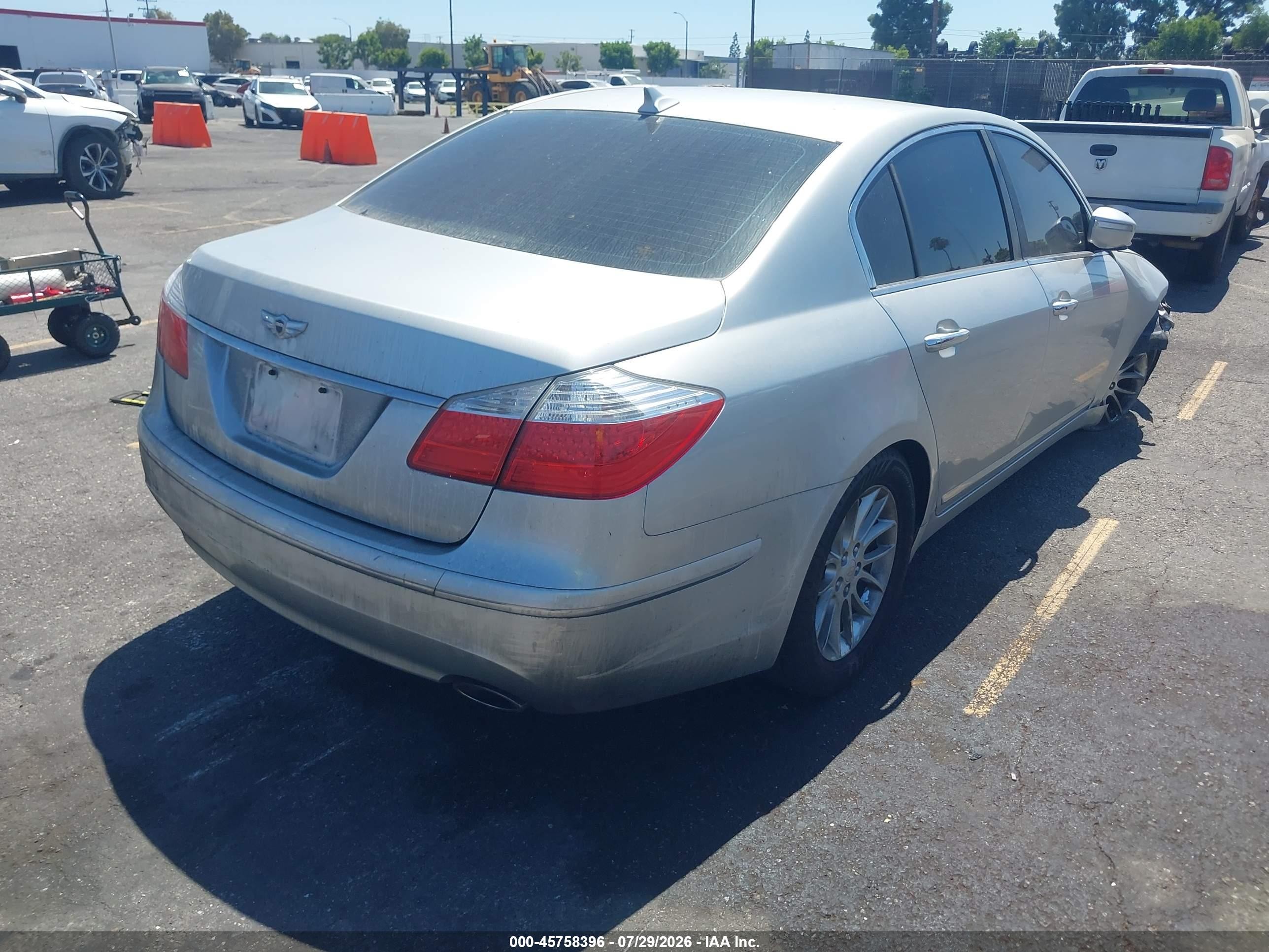 2011 Hyundai Genesis 3.8 Серебряный vin: KMHGC4DEXBU139305