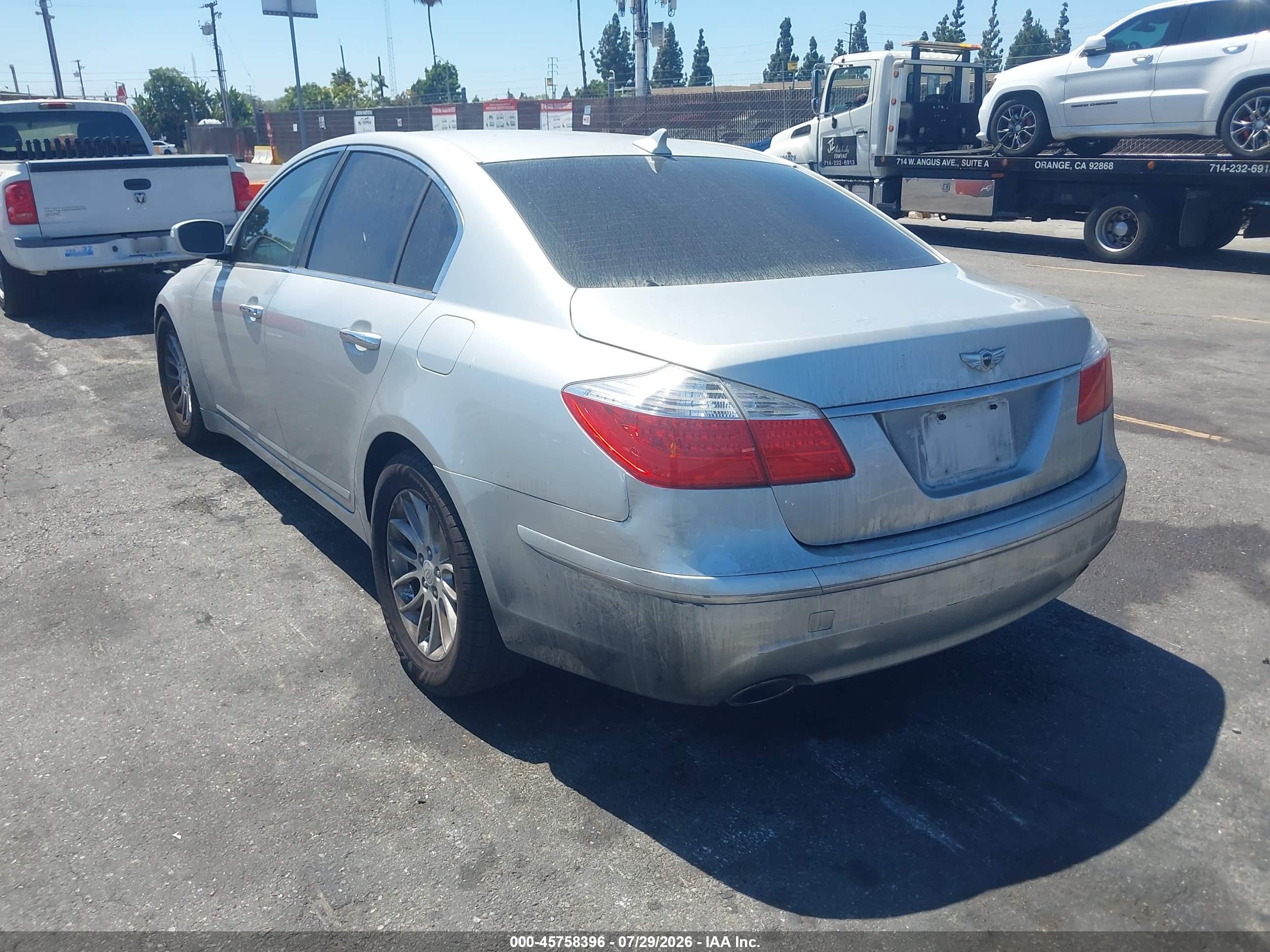 2011 Hyundai Genesis 3.8 Серебряный vin: KMHGC4DEXBU139305