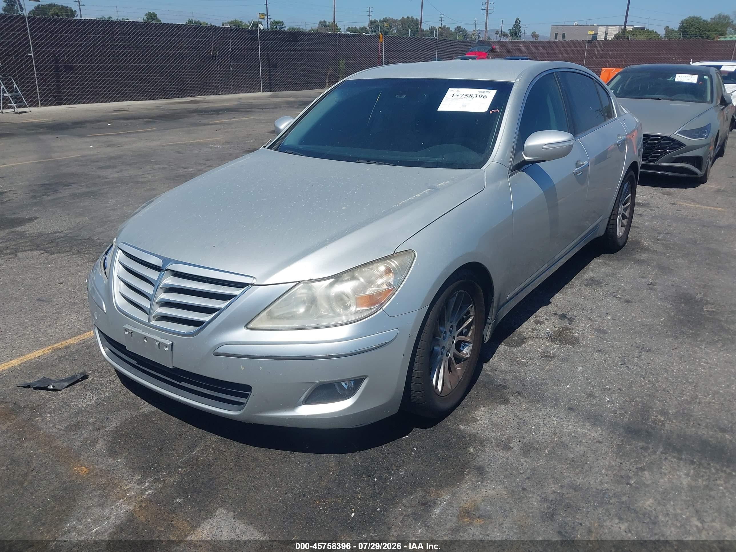 2011 Hyundai Genesis 3.8 Серебряный vin: KMHGC4DEXBU139305