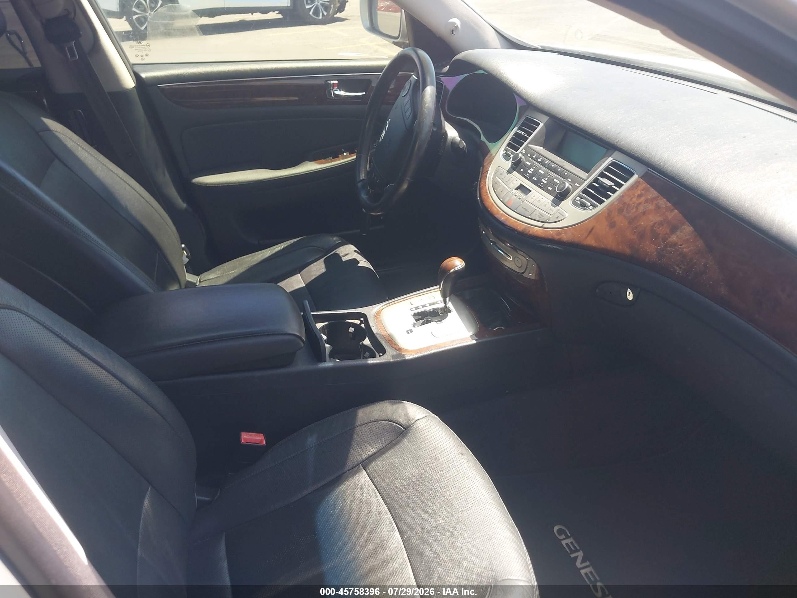 2011 Hyundai Genesis 3.8 Серебряный vin: KMHGC4DEXBU139305