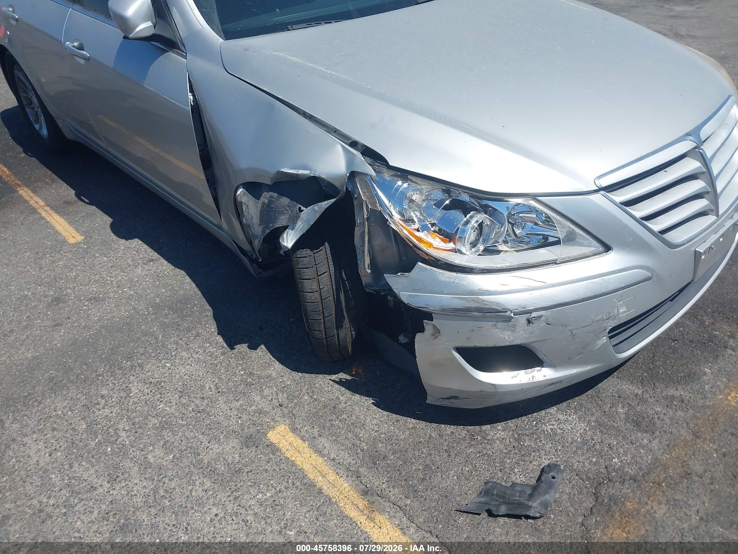 2011 Hyundai Genesis 3.8 Серебряный vin: KMHGC4DEXBU139305