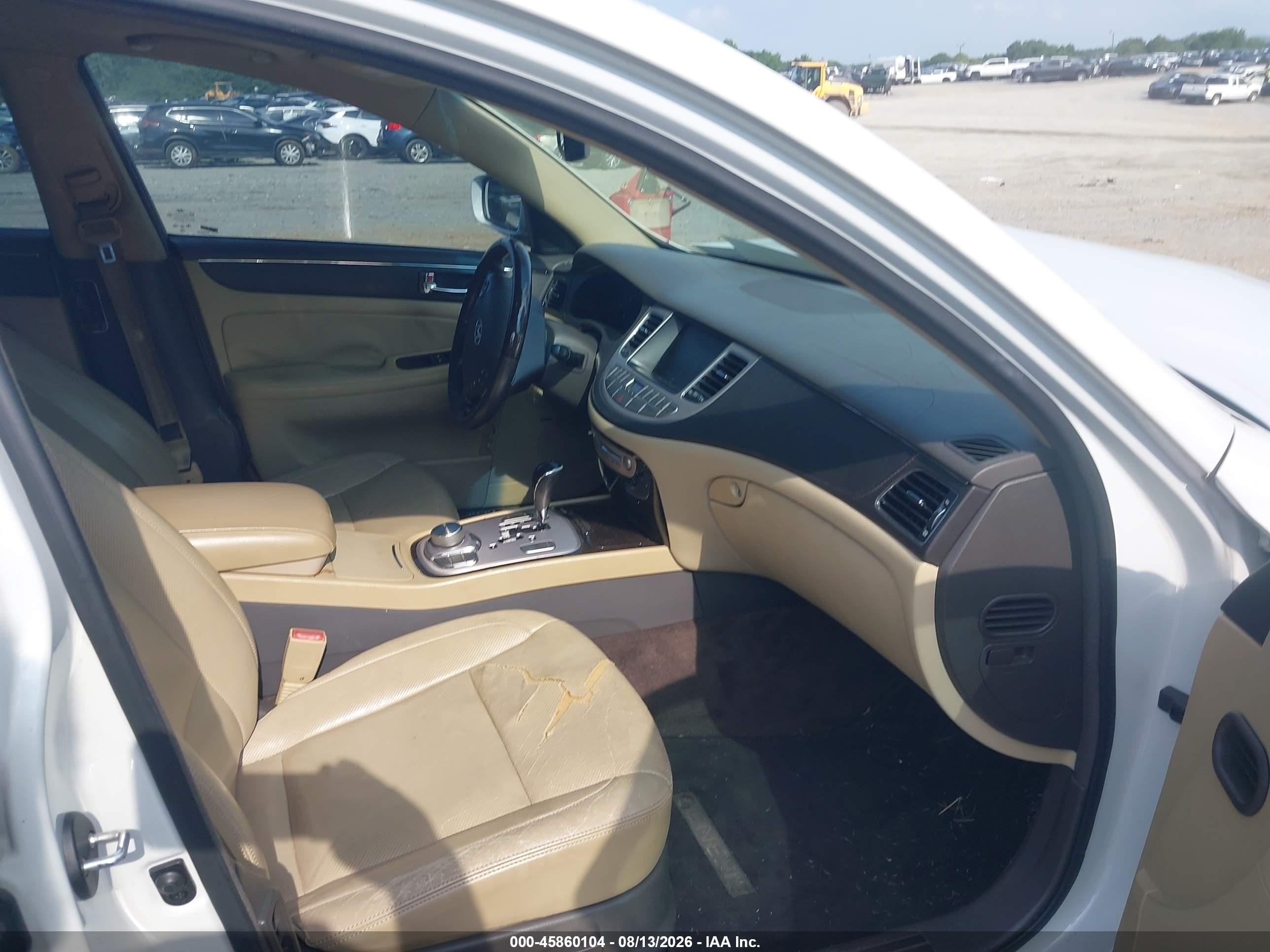 2011 Hyundai Genesis 4.6 White vin: KMHGC4DF0BU128631
