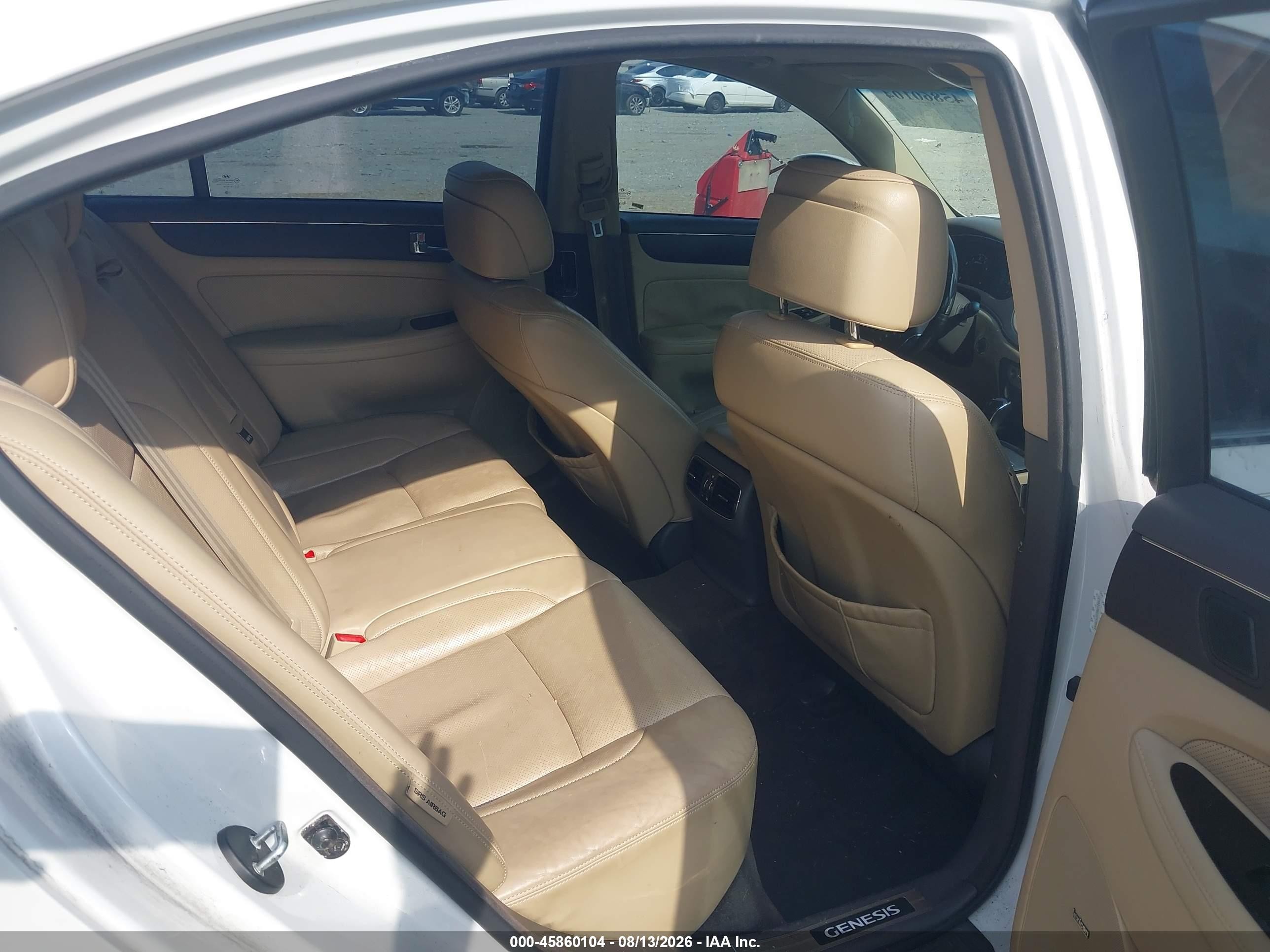 2011 Hyundai Genesis 4.6 White vin: KMHGC4DF0BU128631