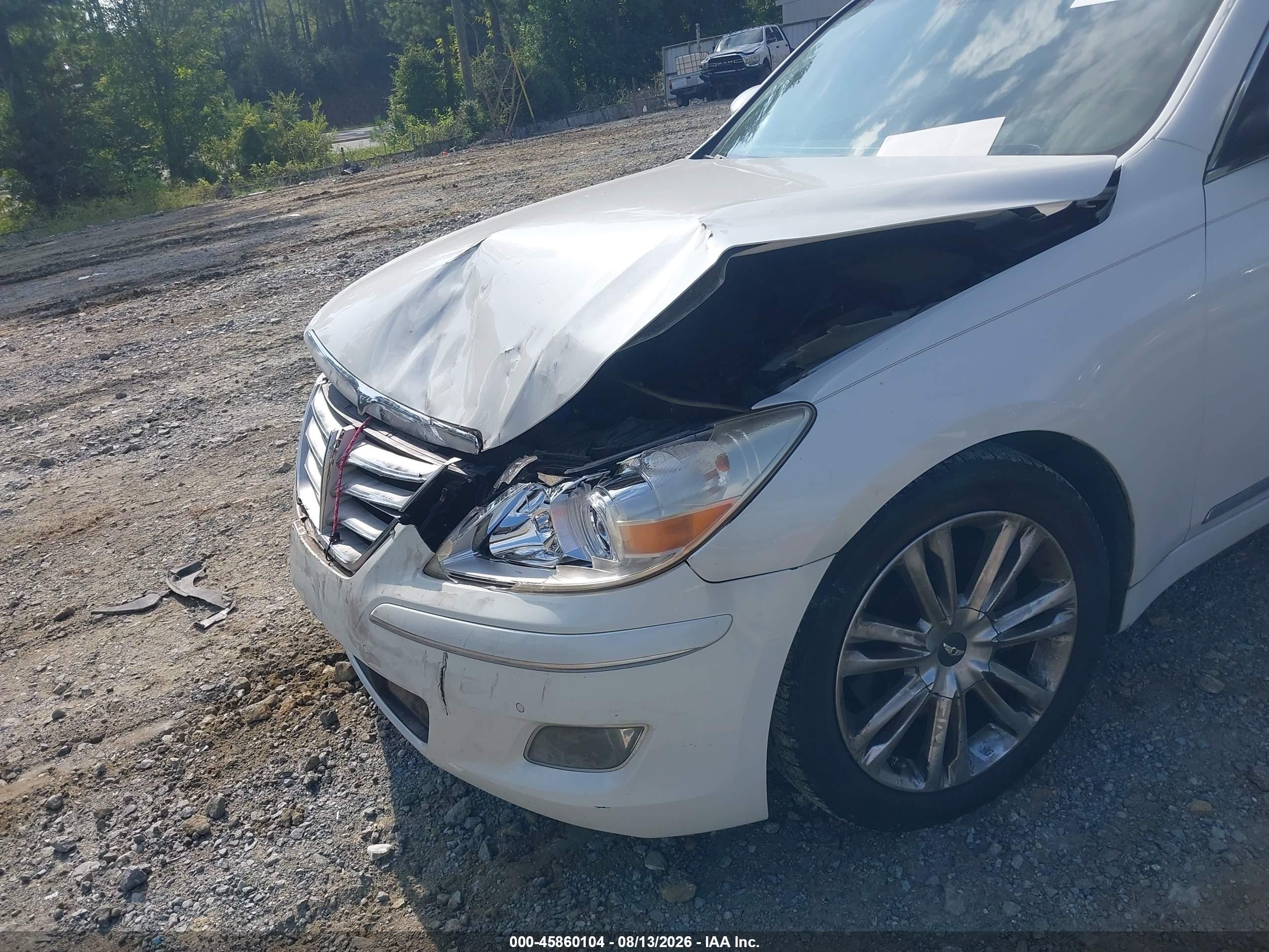 2011 Hyundai Genesis 4.6 White vin: KMHGC4DF0BU128631