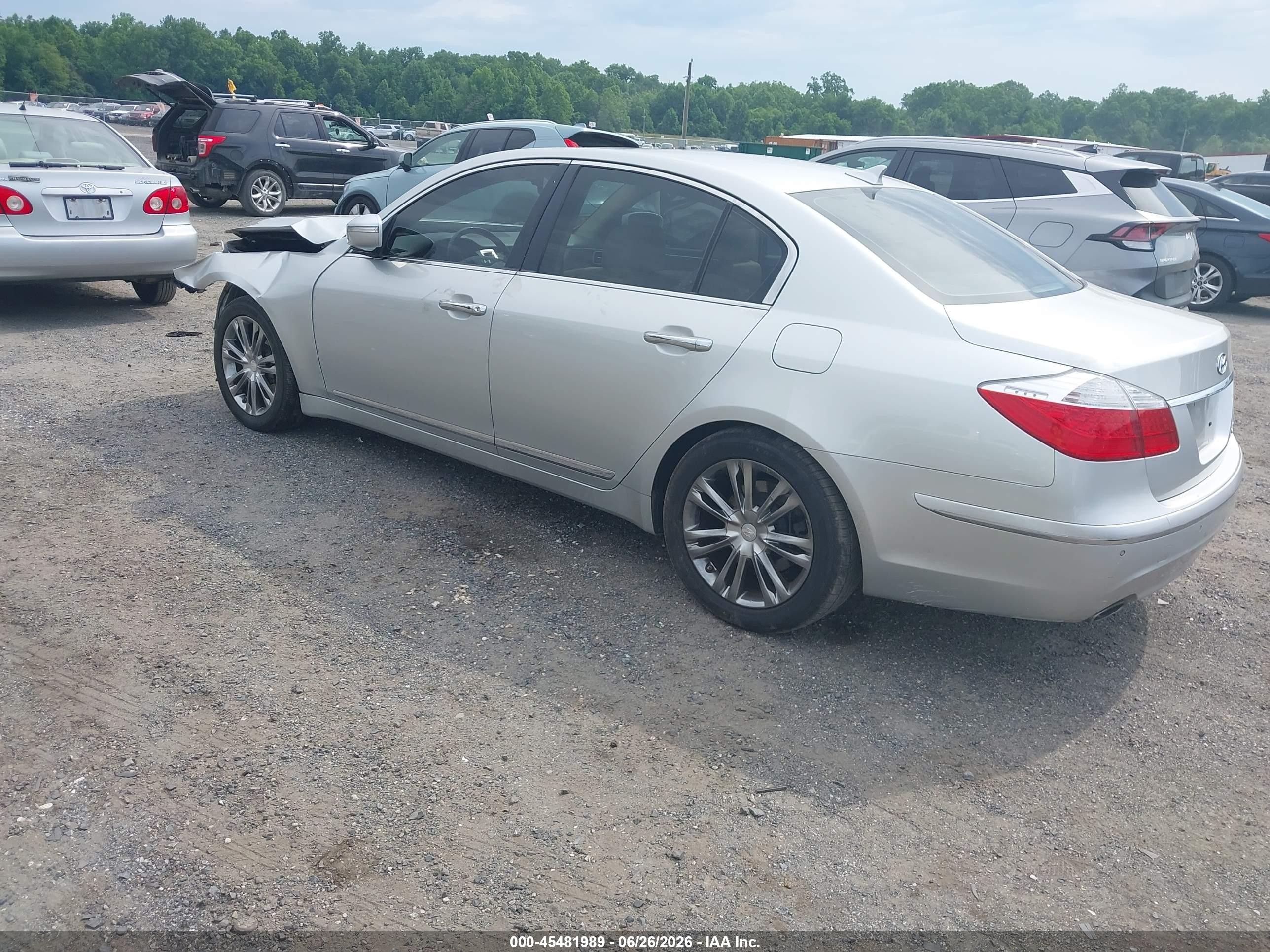2011 Hyundai Genesis 4.6 Silver vin: KMHGC4DF1BU114110