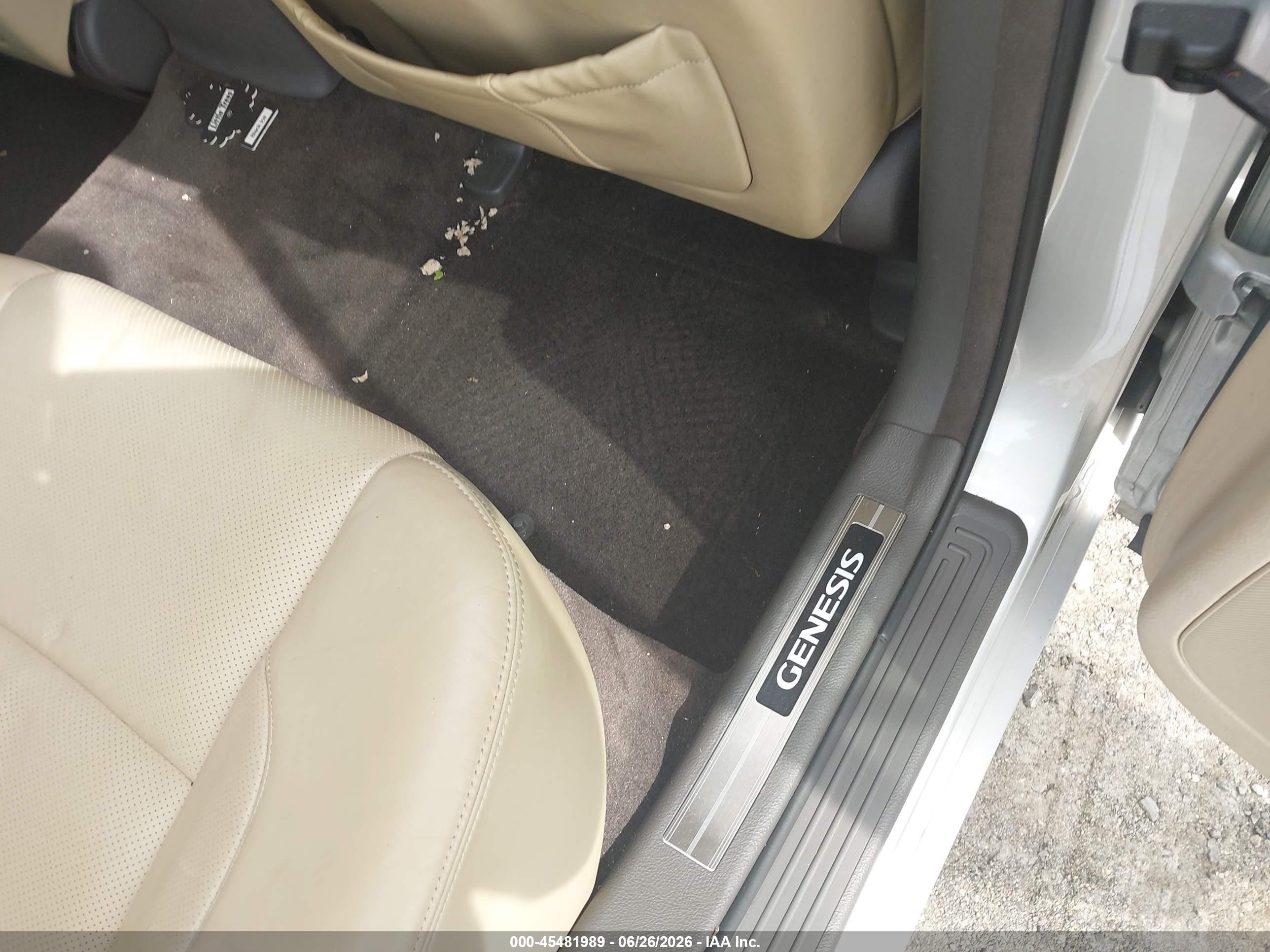 2011 Hyundai Genesis 4.6 Silver vin: KMHGC4DF1BU114110