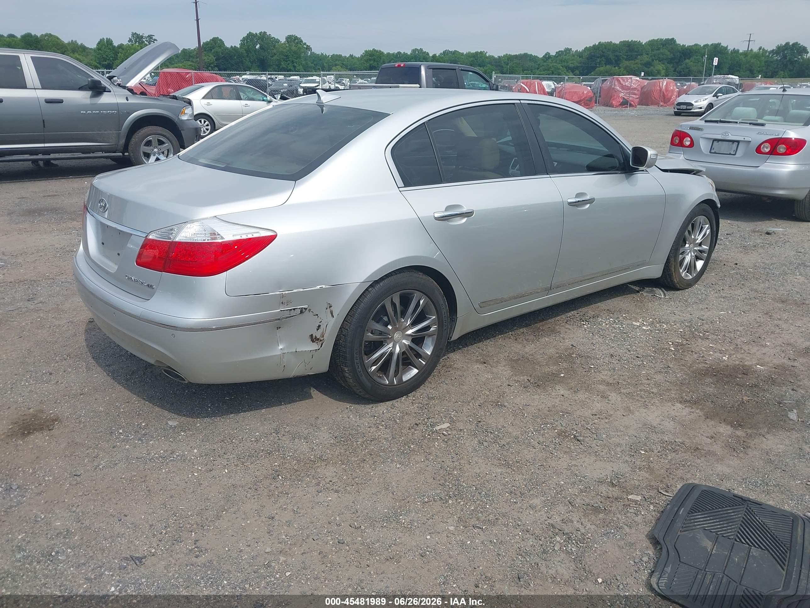 2011 Hyundai Genesis 4.6 Silver vin: KMHGC4DF1BU114110