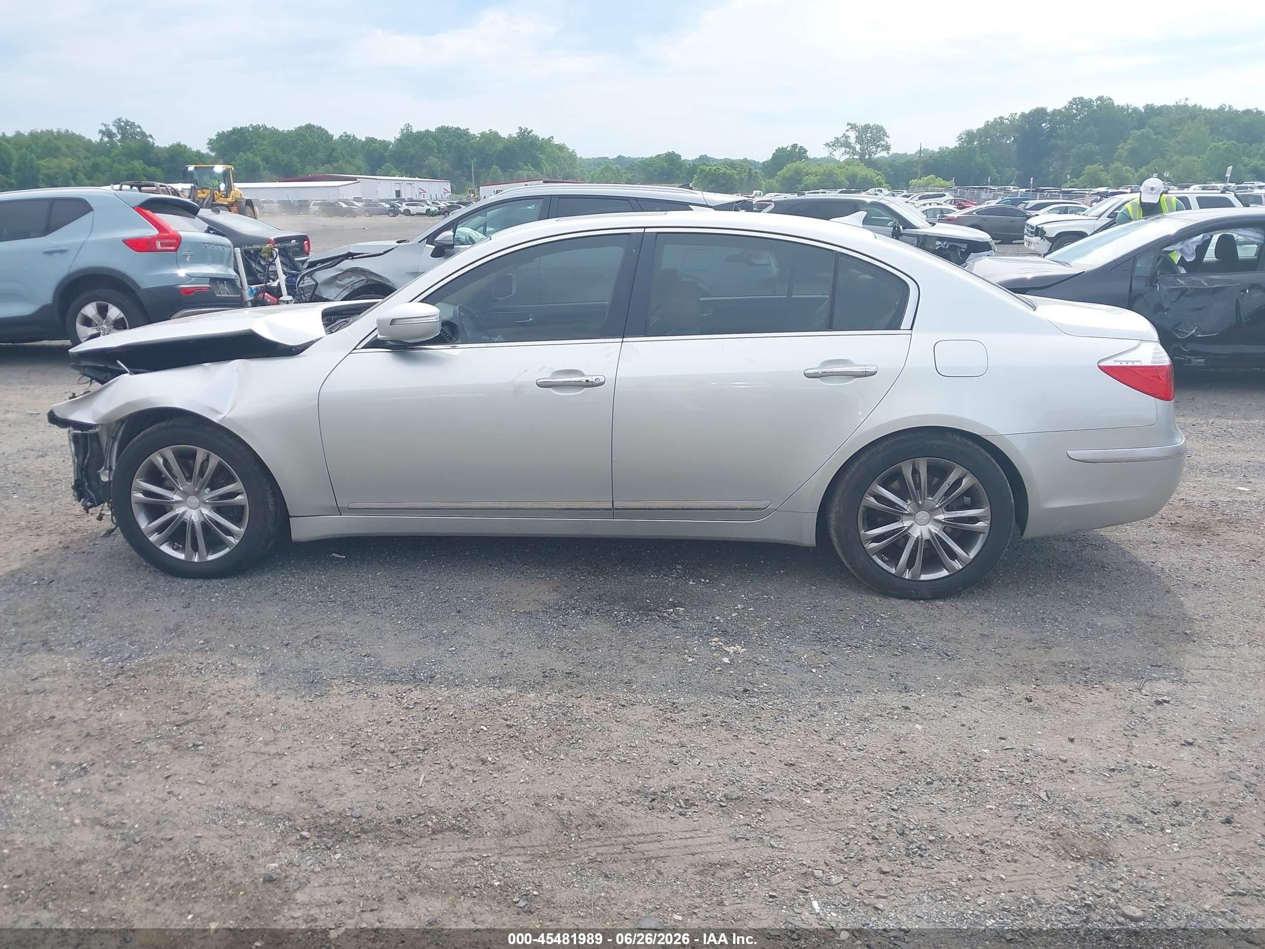 2011 Hyundai Genesis 4.6 Silver vin: KMHGC4DF1BU114110