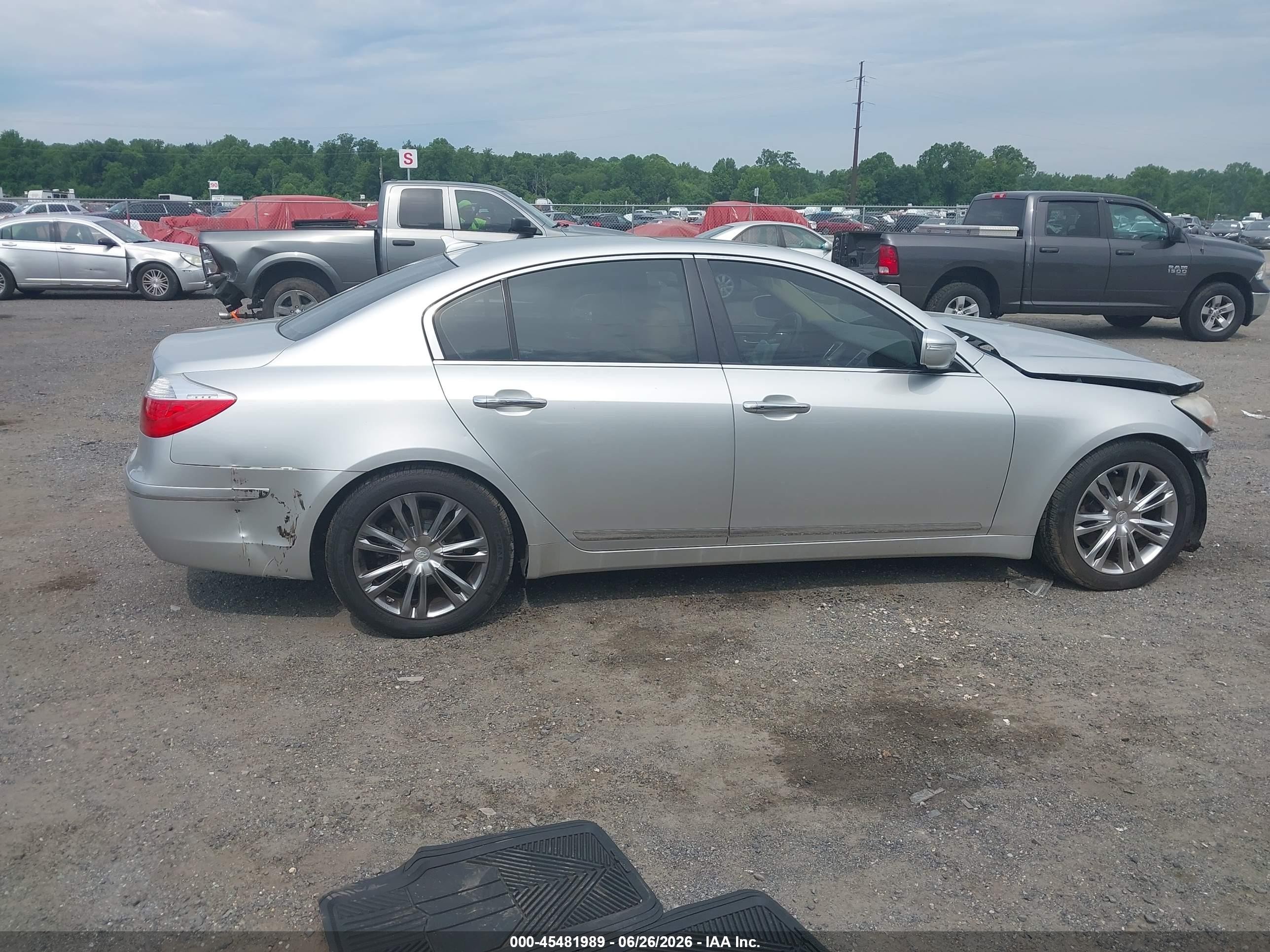 2011 Hyundai Genesis 4.6 Silver vin: KMHGC4DF1BU114110