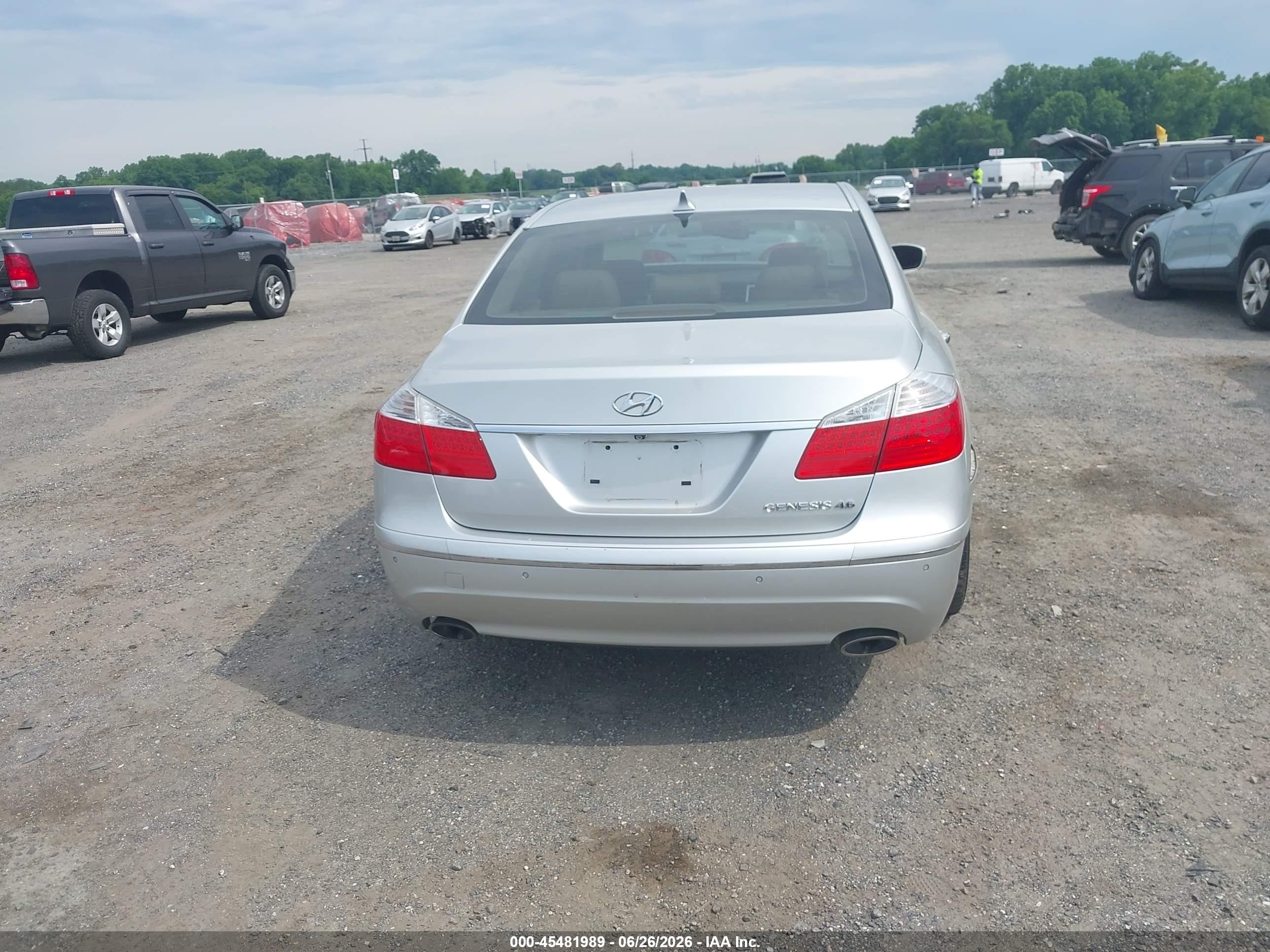 2011 Hyundai Genesis 4.6 Silver vin: KMHGC4DF1BU114110