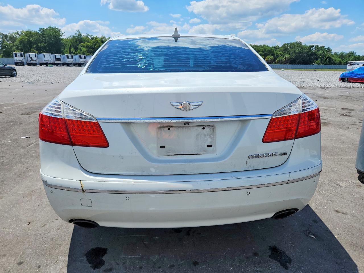 2011 Hyundai Genesis 4.6l White vin: KMHGC4DF1BU114155