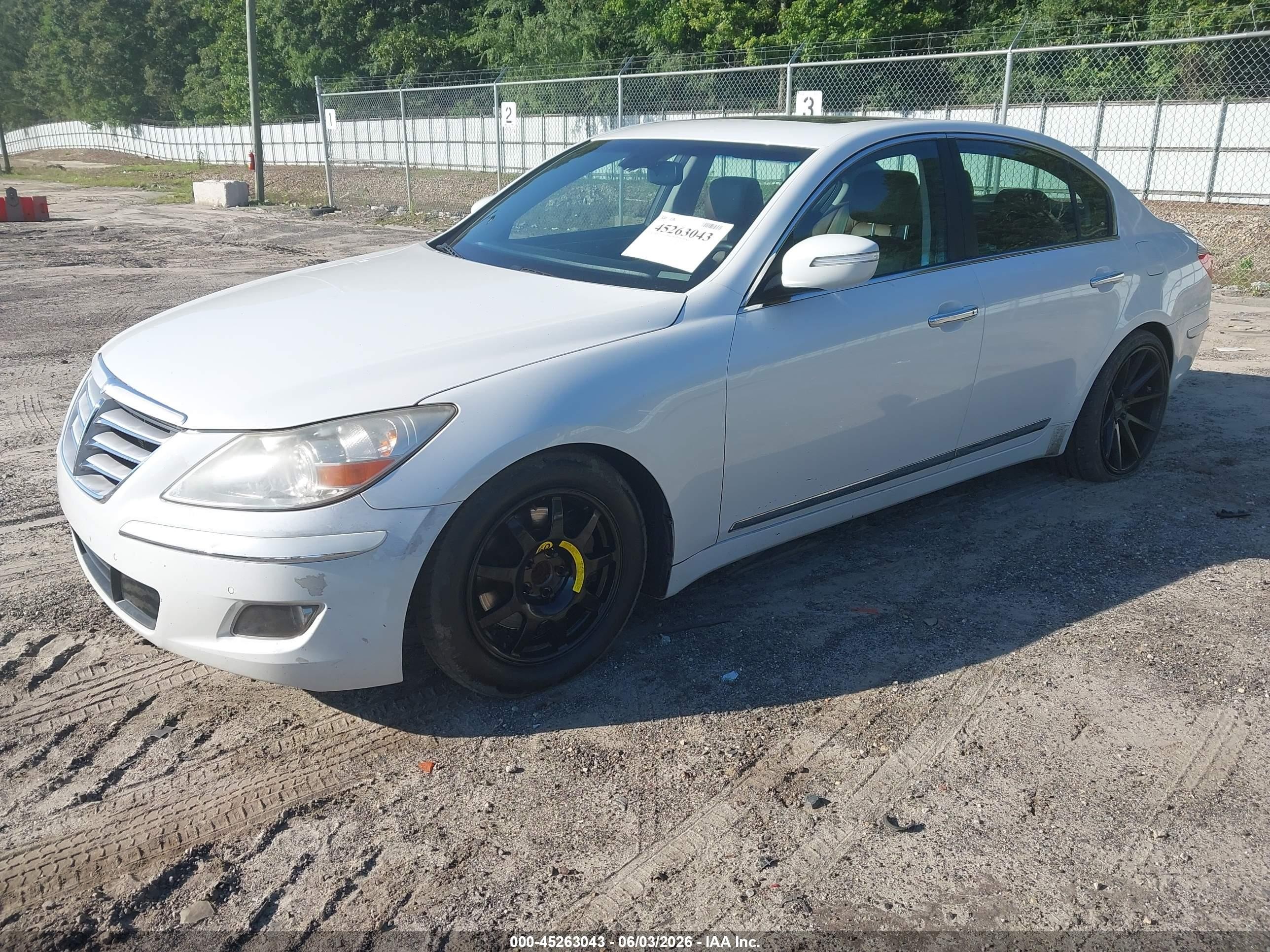 2011 Hyundai Genesis 4.6 White vin: KMHGC4DF1BU116133
