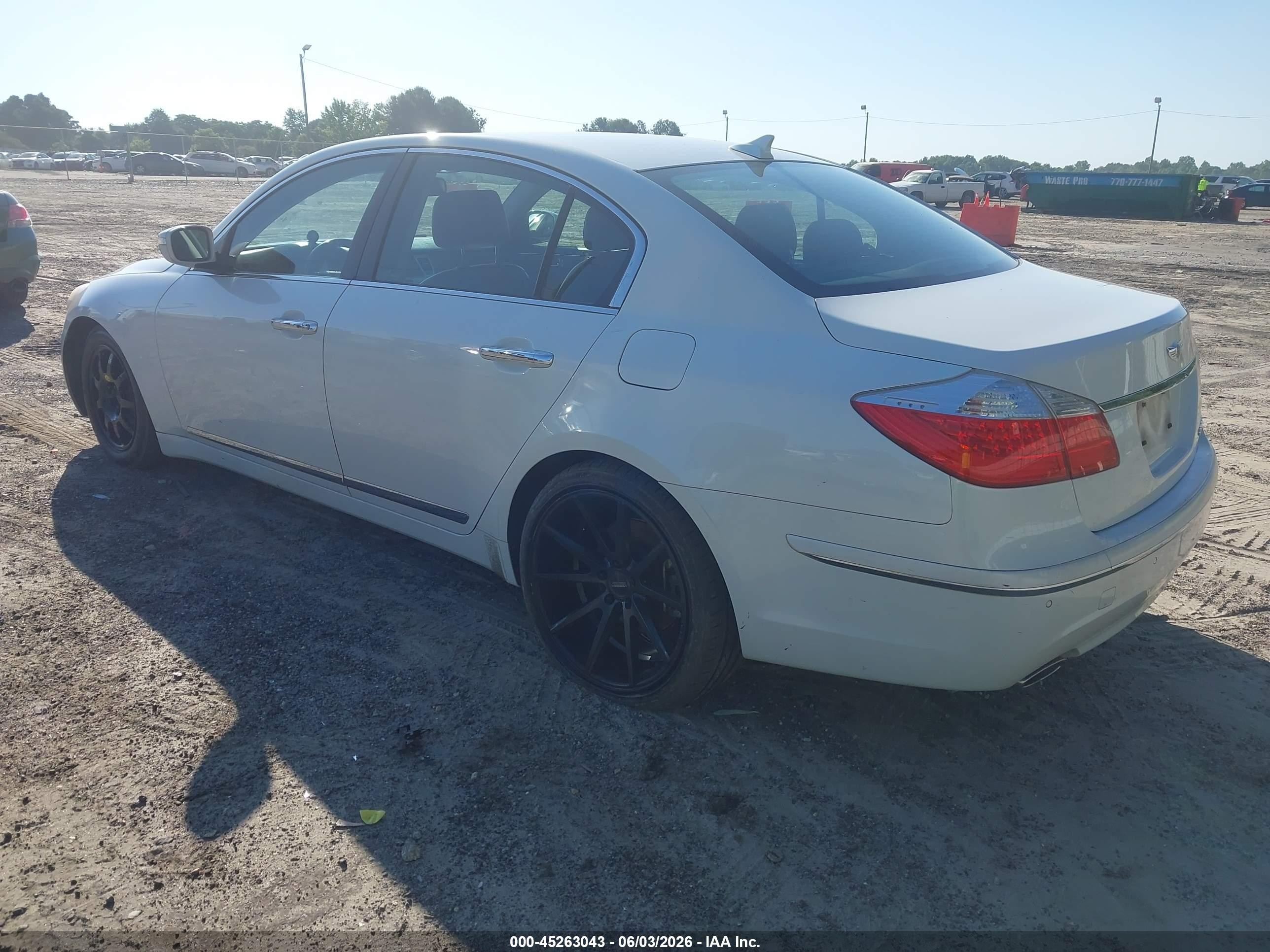 2011 Hyundai Genesis 4.6 White vin: KMHGC4DF1BU116133