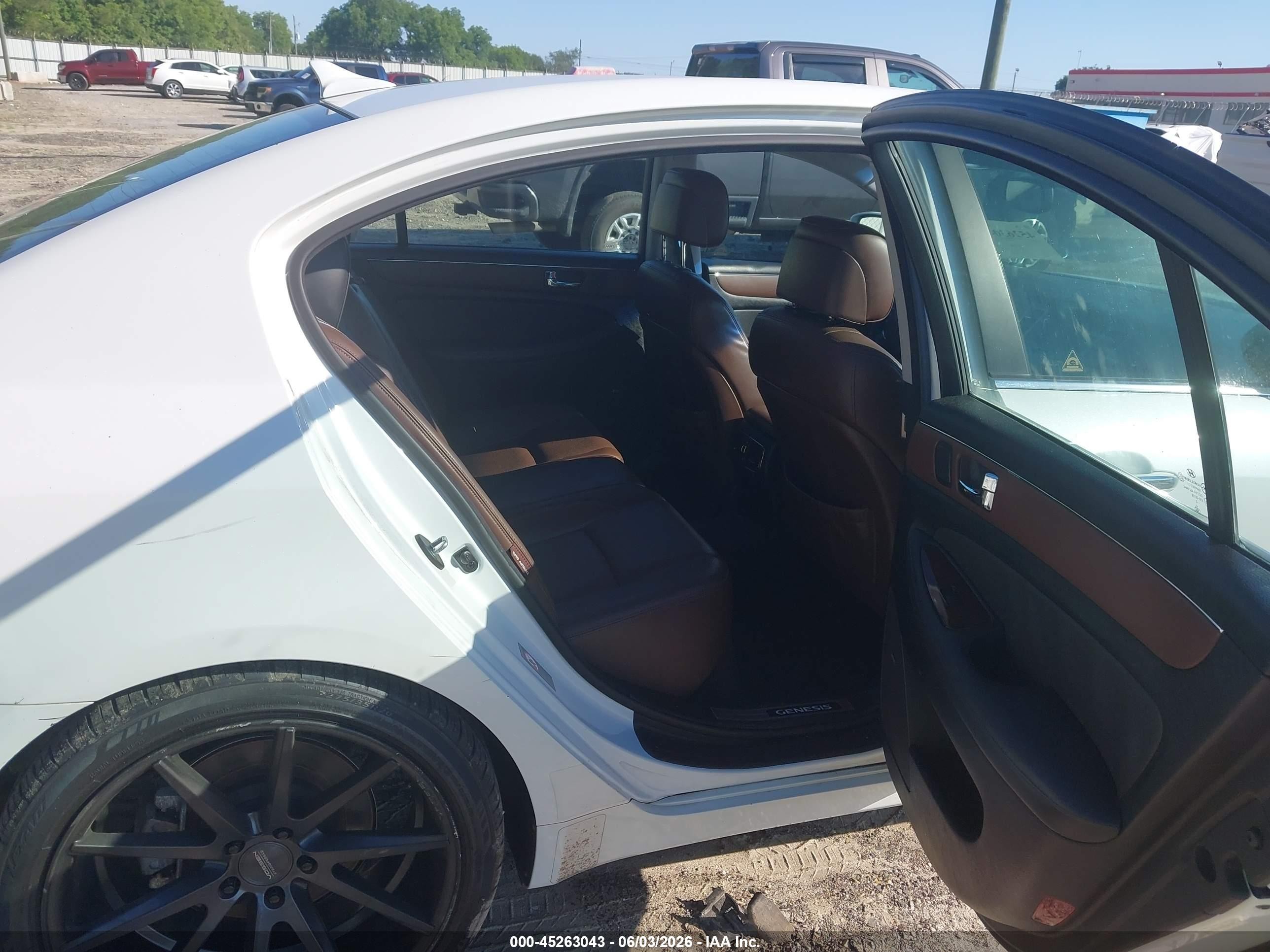 2011 Hyundai Genesis 4.6 White vin: KMHGC4DF1BU116133