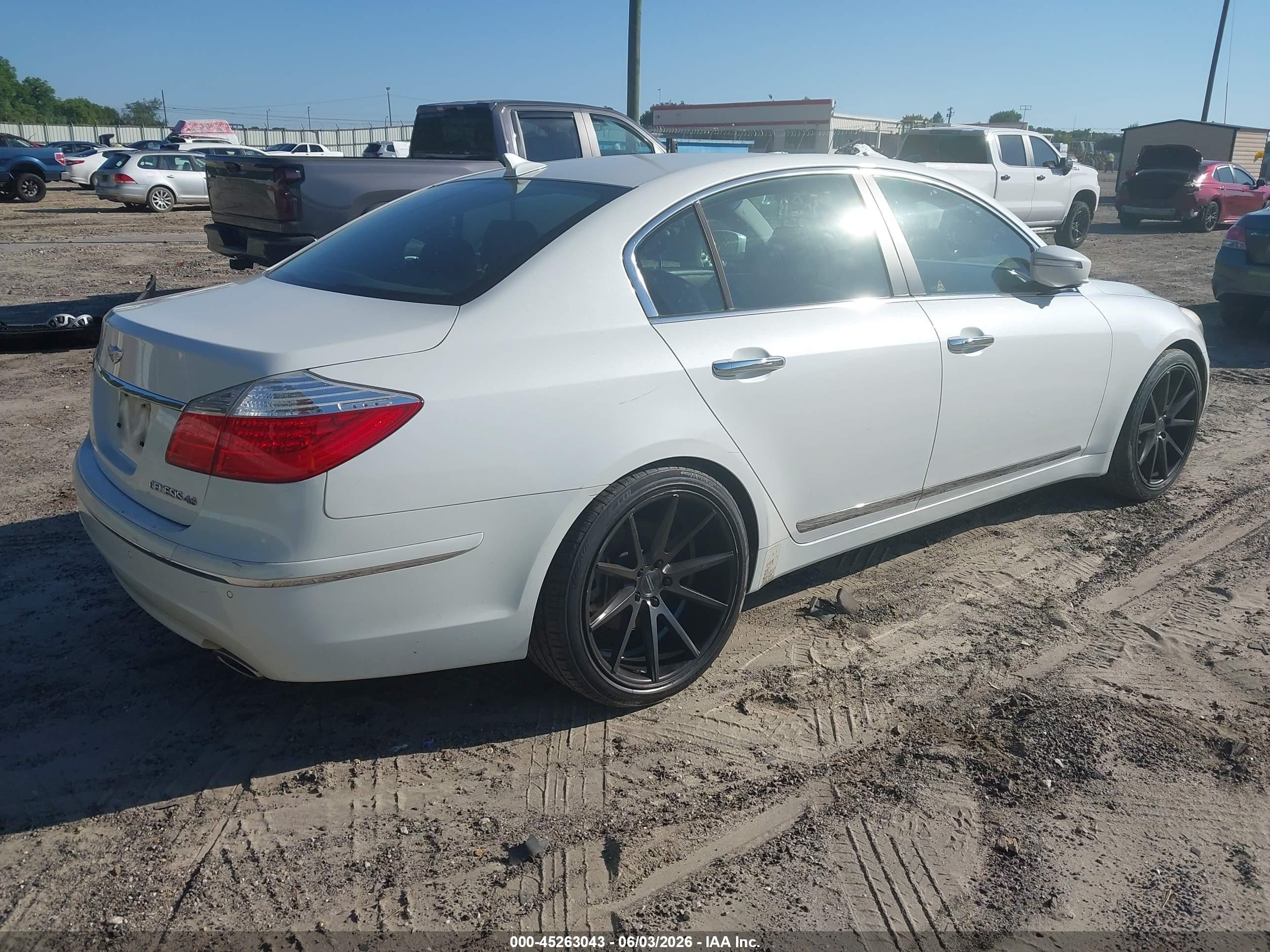 2011 Hyundai Genesis 4.6 White vin: KMHGC4DF1BU116133