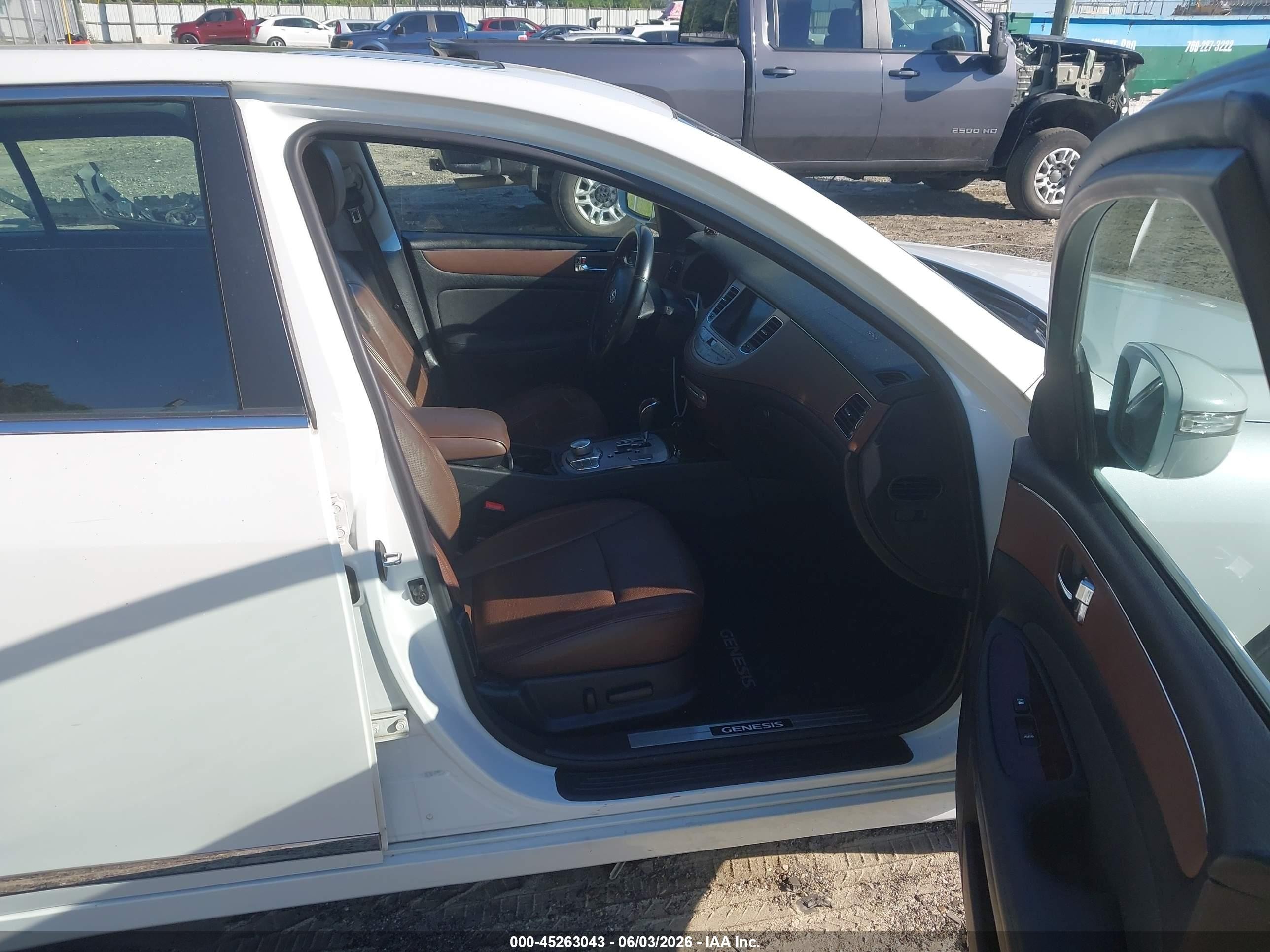 2011 Hyundai Genesis 4.6 White vin: KMHGC4DF1BU116133