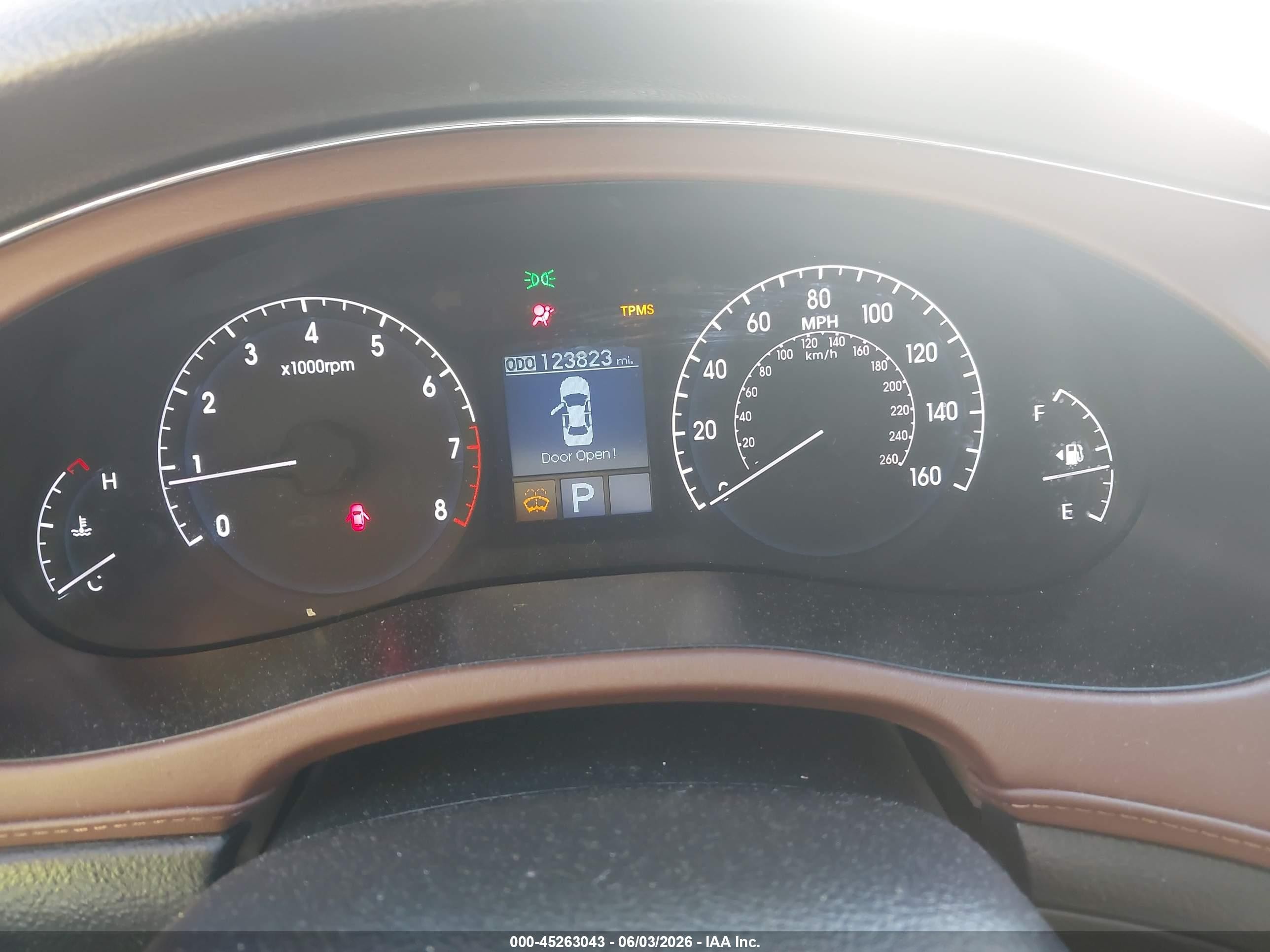 2011 Hyundai Genesis 4.6 White vin: KMHGC4DF1BU116133