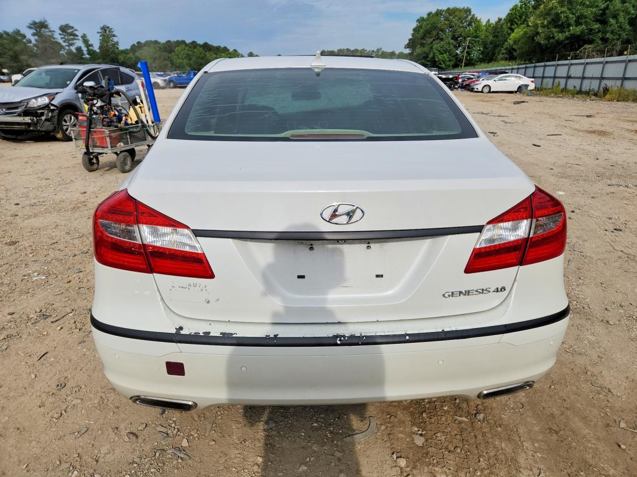 2012 Hyundai Genesis 4.6l White vin: KMHGC4DF1CU155645
