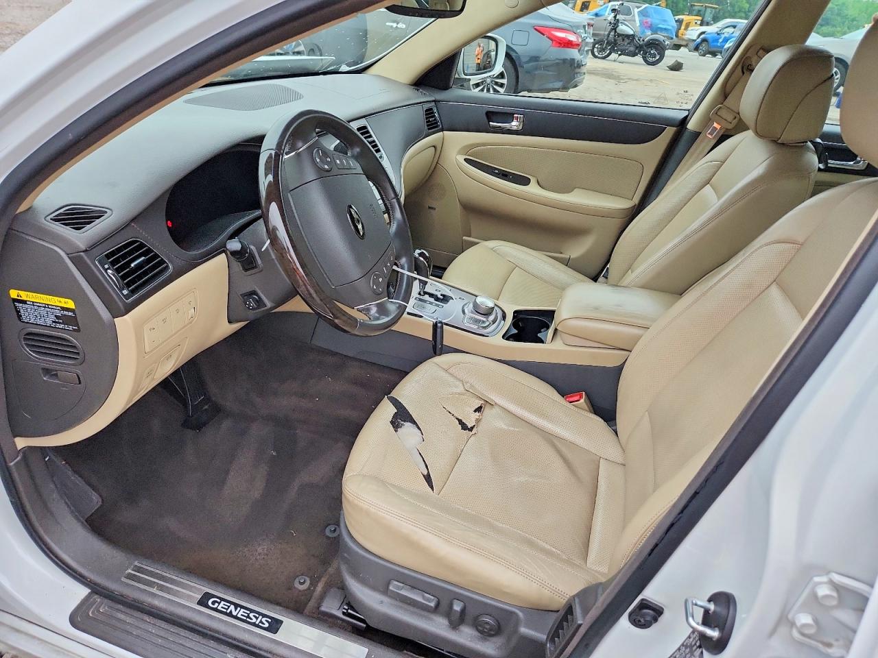 2011 Hyundai Genesis 4.6l White vin: KMHGC4DF2BU139615