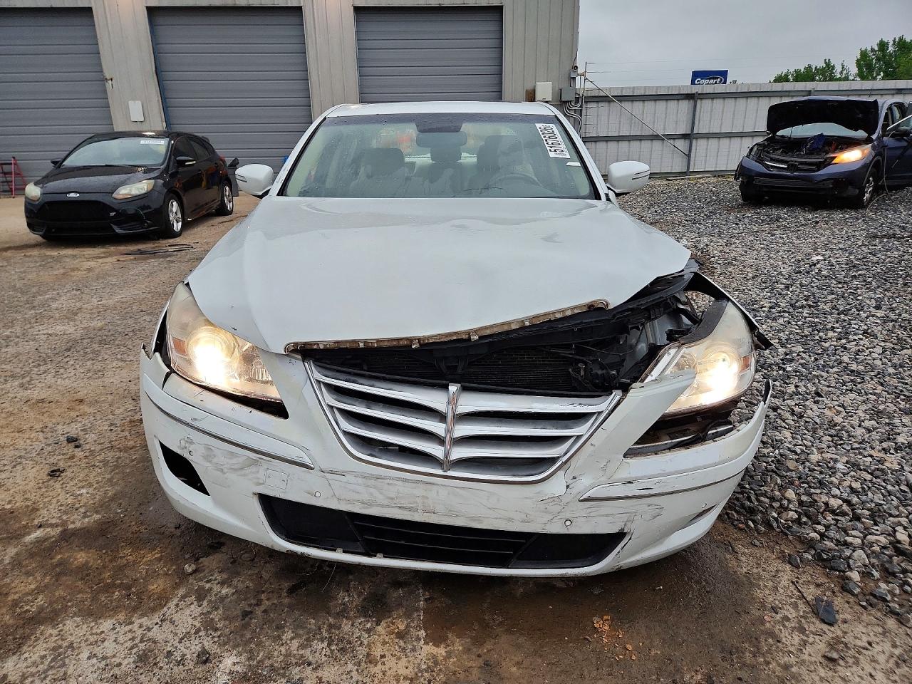 2011 Hyundai Genesis 4.6l White vin: KMHGC4DF2BU139615