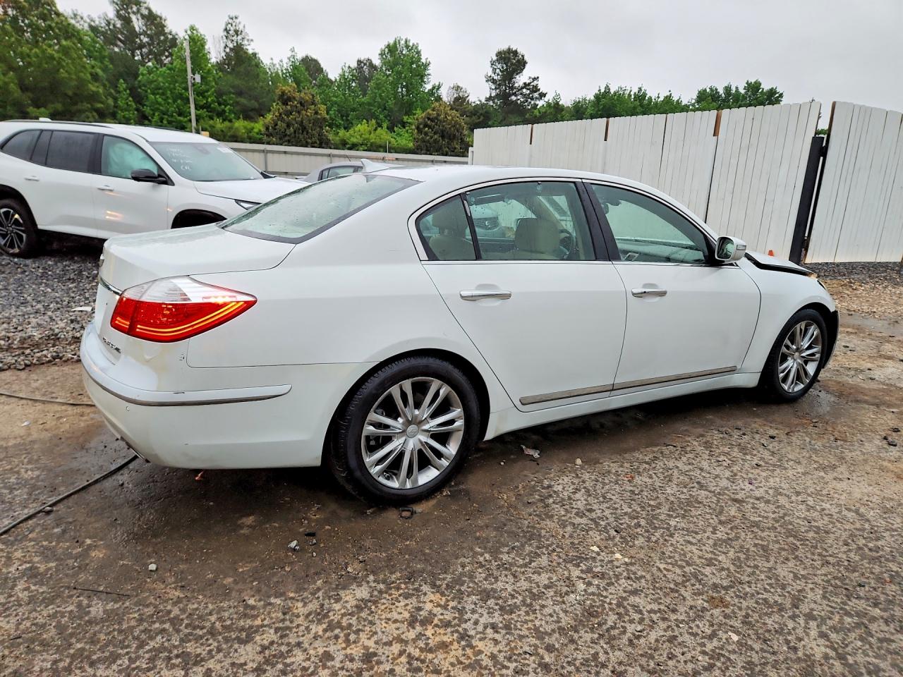 2011 Hyundai Genesis 4.6l White vin: KMHGC4DF2BU139615