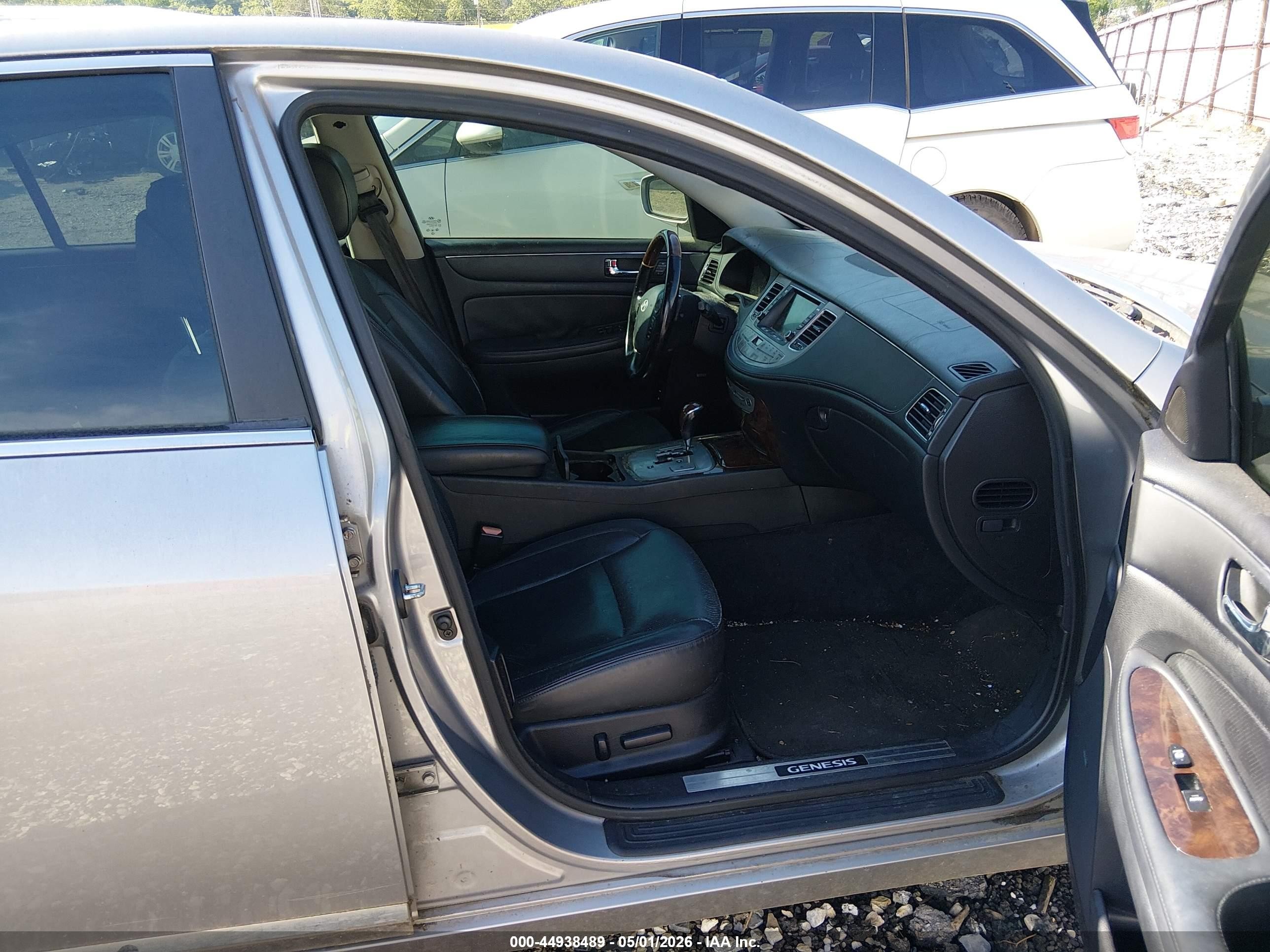 2010 Hyundai Genesis 4.6 Silver vin: KMHGC4DF3AU094103
