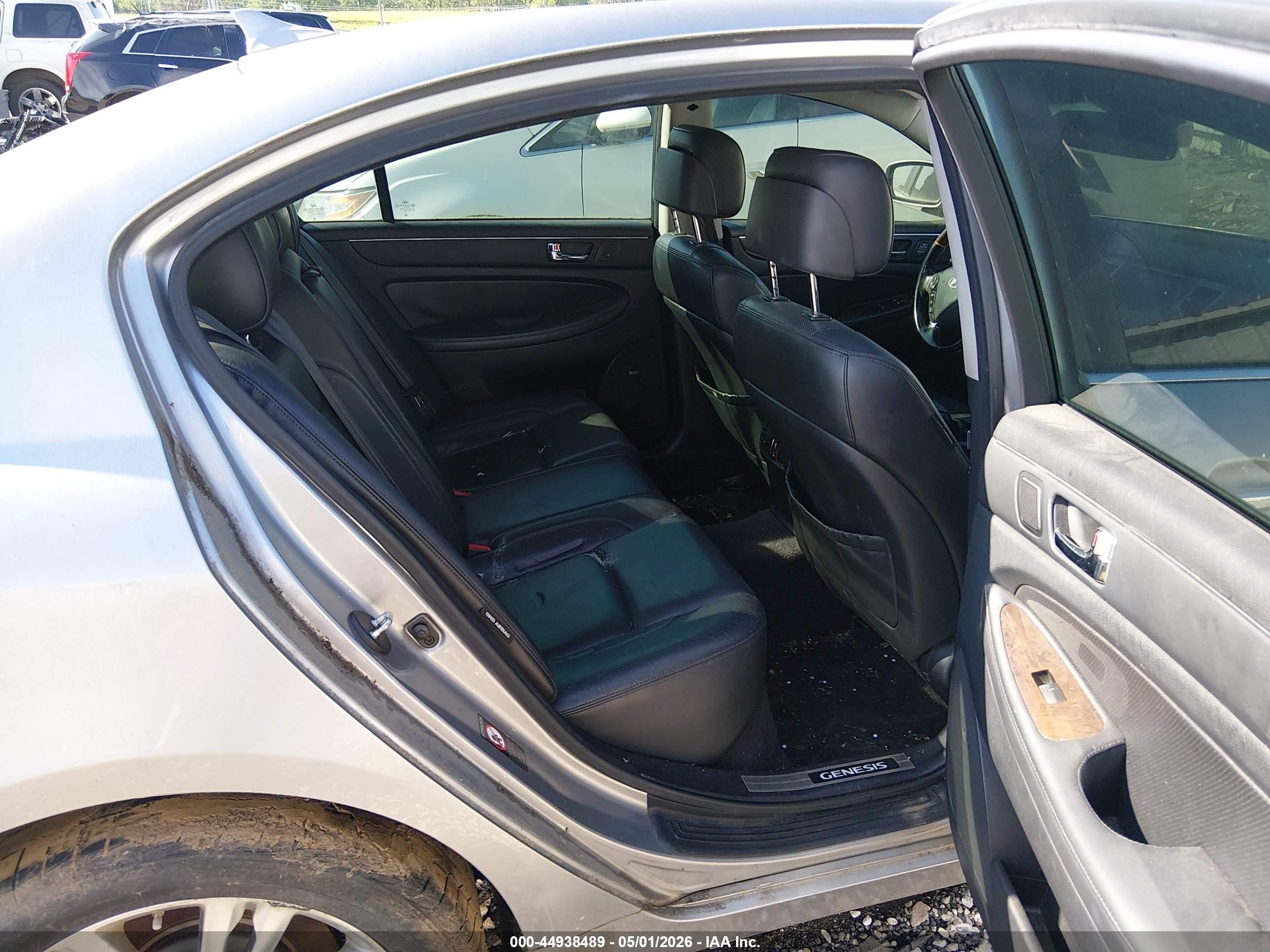 2010 Hyundai Genesis 4.6 Silver vin: KMHGC4DF3AU094103