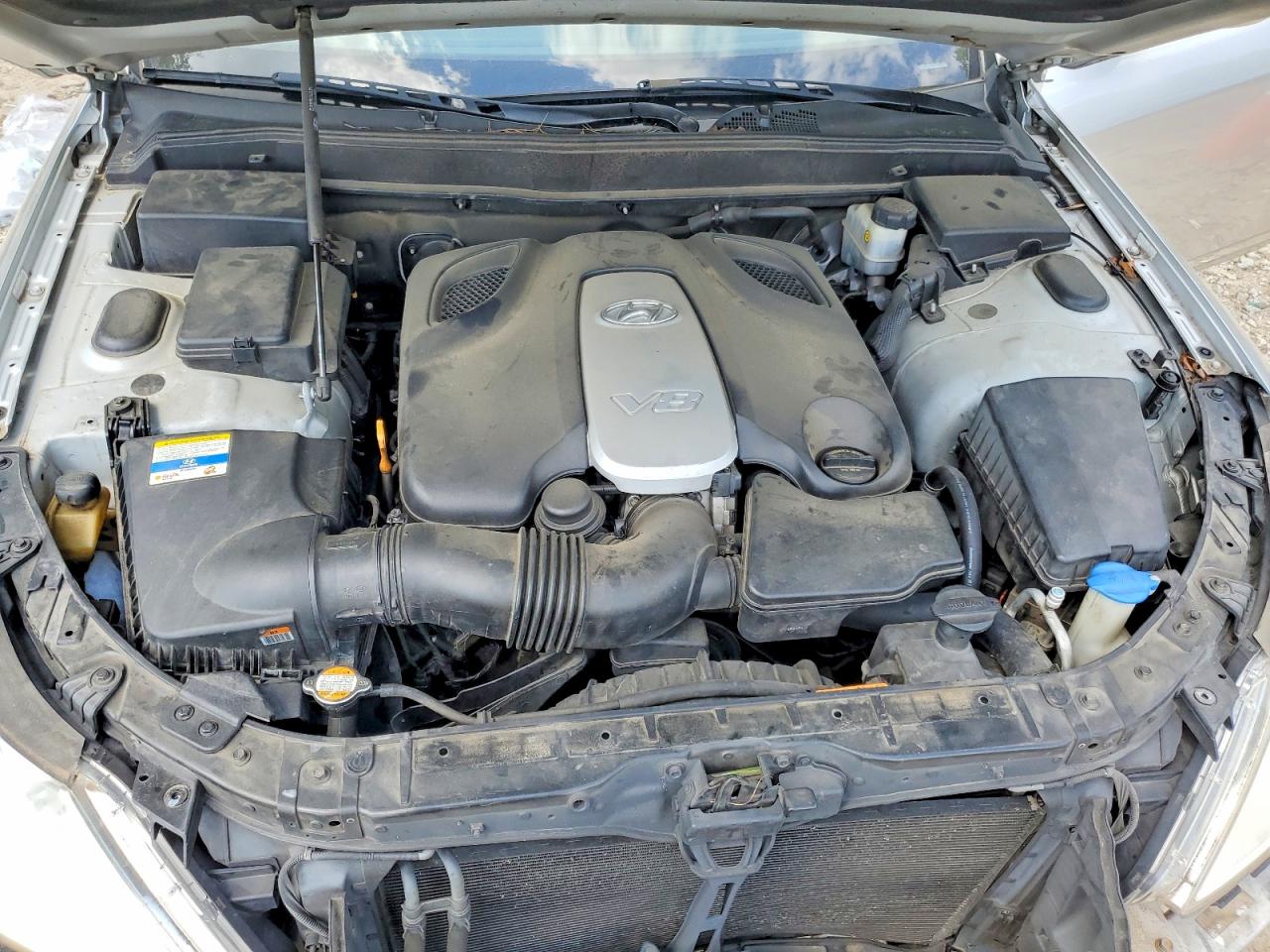 2011 Hyundai Genesis 4.6l Silver vin: KMHGC4DF4BU113839