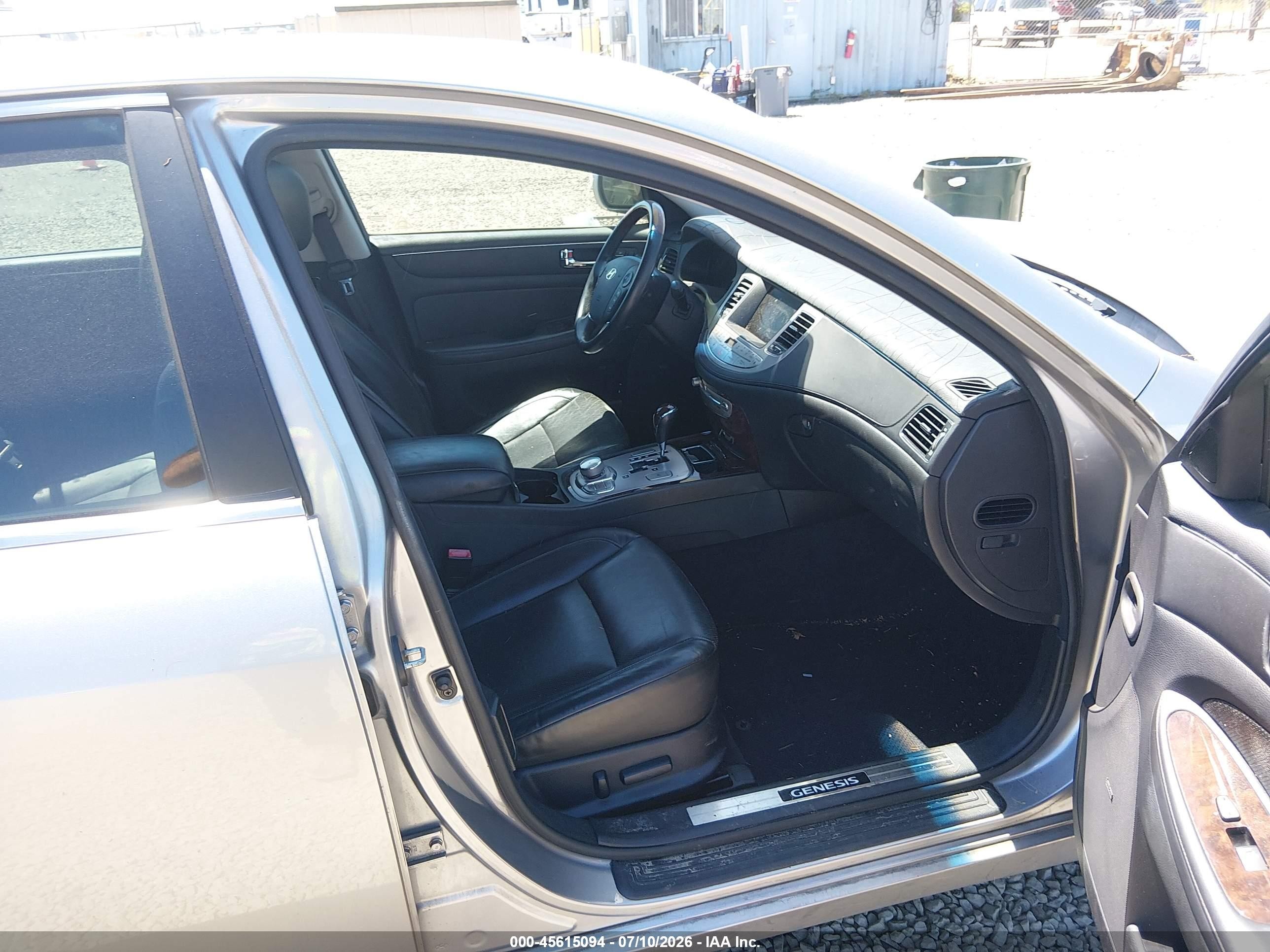 2010 Hyundai Genesis 4.6 Silver vin: KMHGC4DF5AU072491