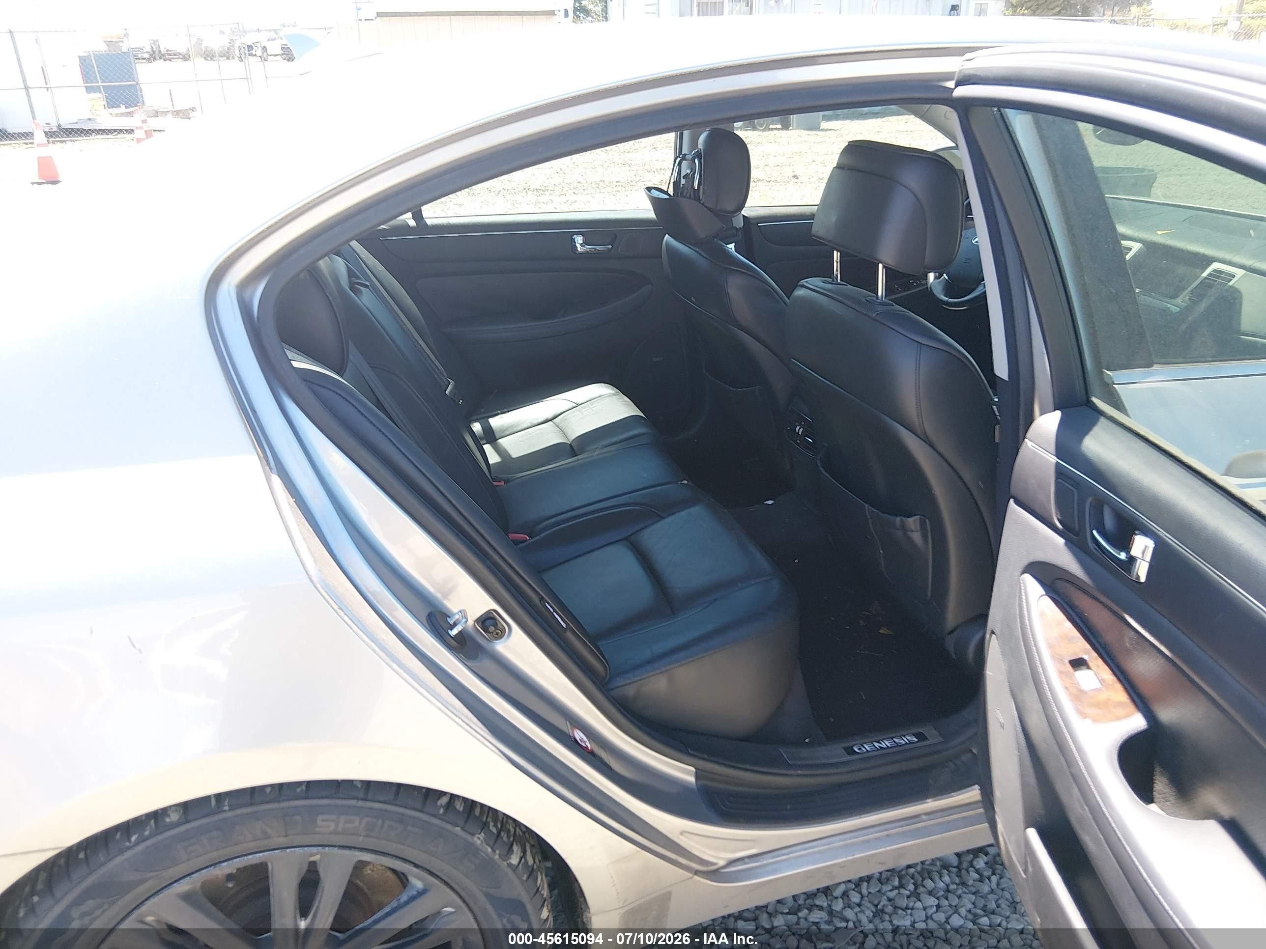 2010 Hyundai Genesis 4.6 Silver vin: KMHGC4DF5AU072491