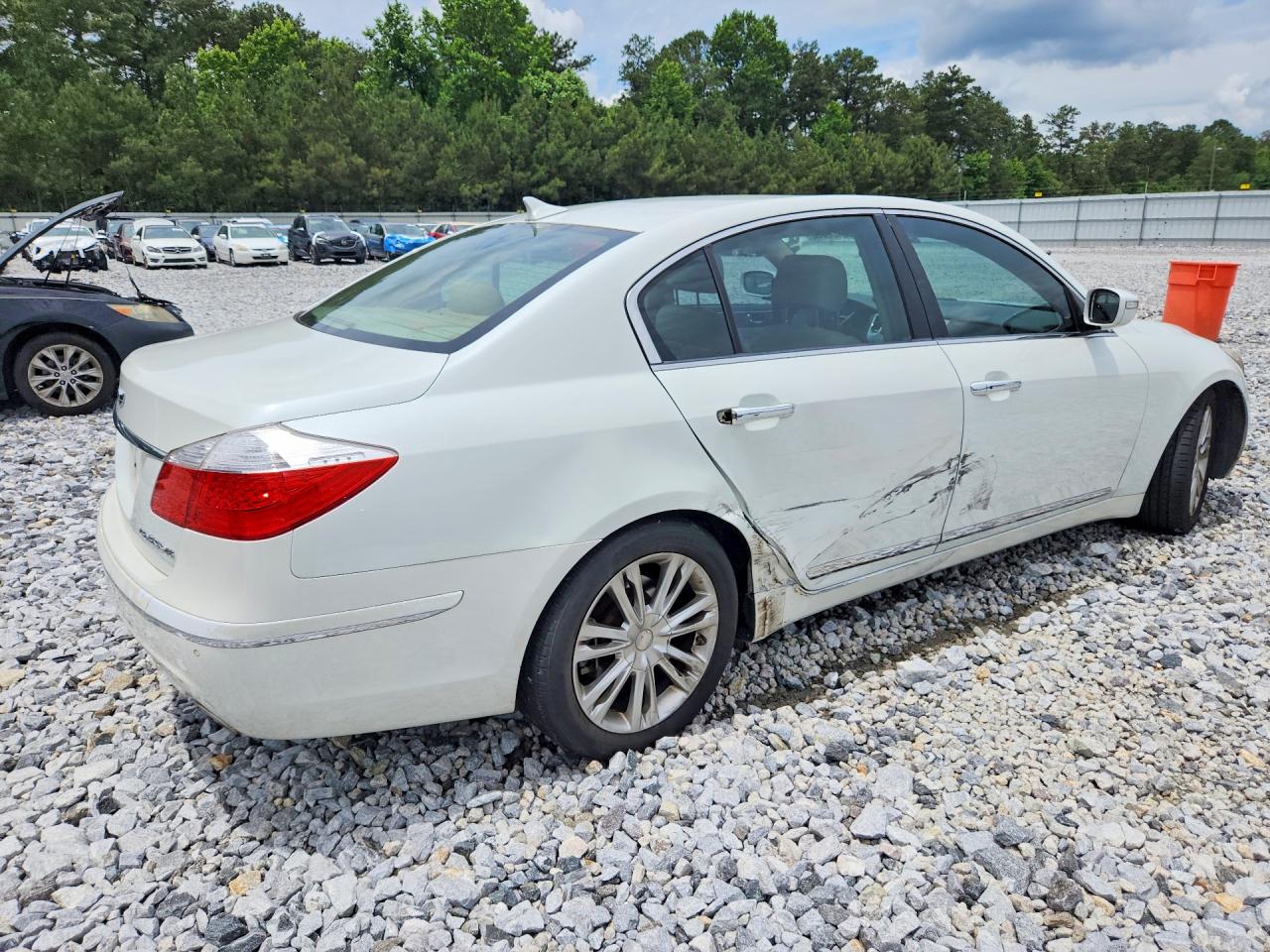 2010 Hyundai Genesis 4.6l White vin: KMHGC4DF5AU108101