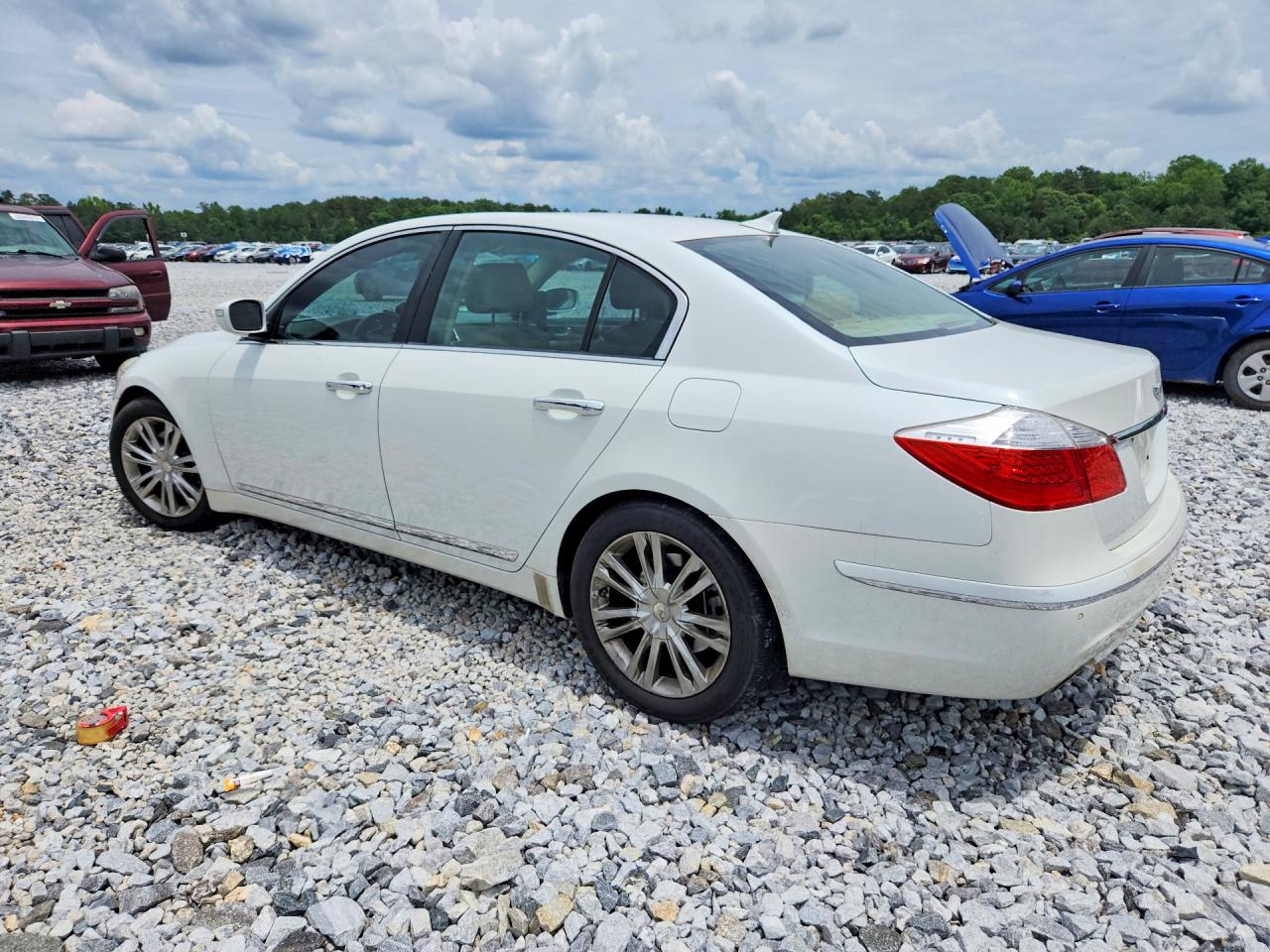 2010 Hyundai Genesis 4.6l White vin: KMHGC4DF5AU108101