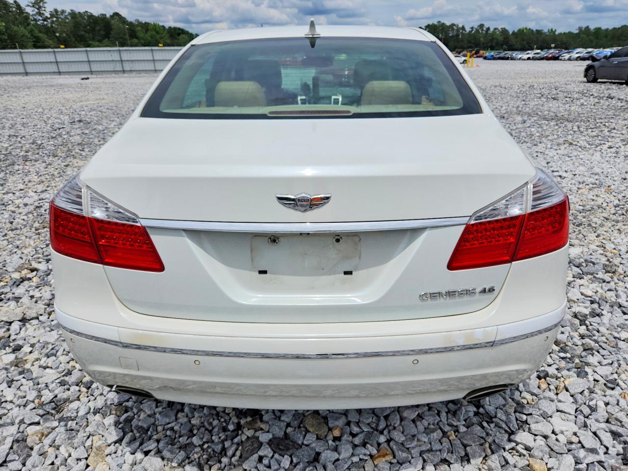 2010 Hyundai Genesis 4.6l White vin: KMHGC4DF5AU108101
