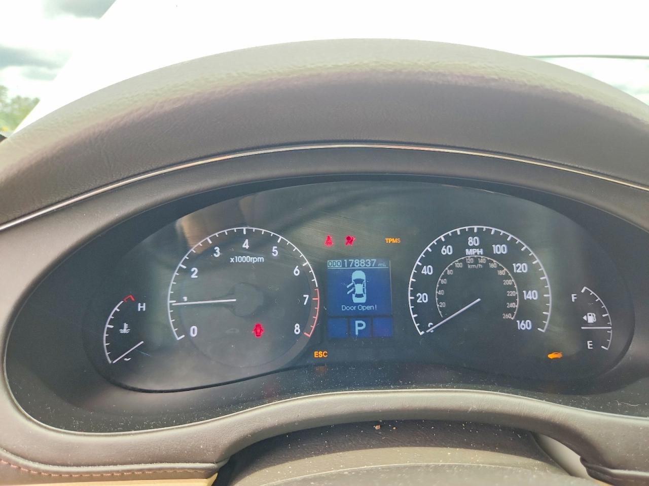 2010 Hyundai Genesis 4.6l White vin: KMHGC4DF5AU108101