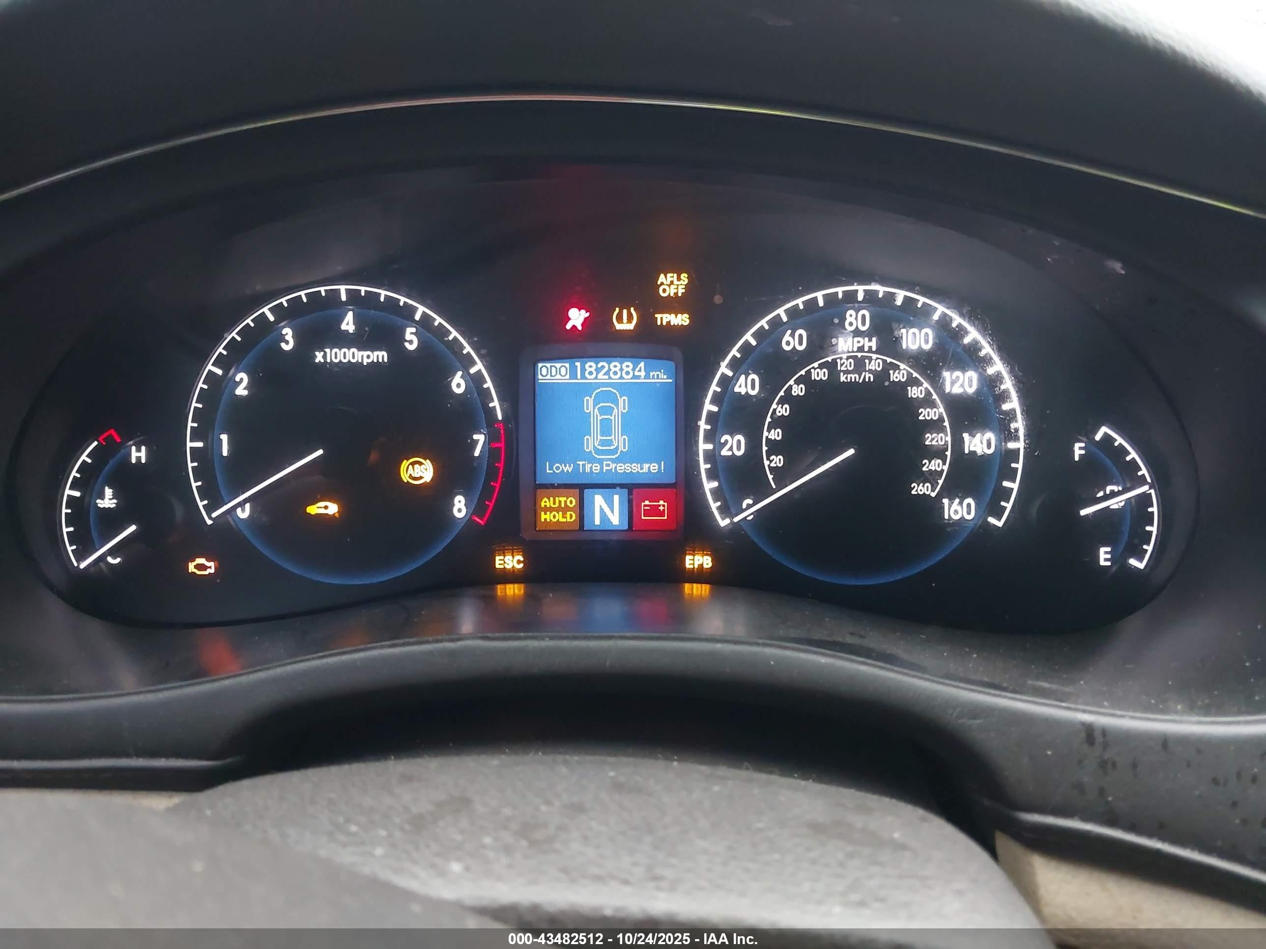 2011 Hyundai Genesis 4.6 Белый vin: KMHGC4DF5BU114384
