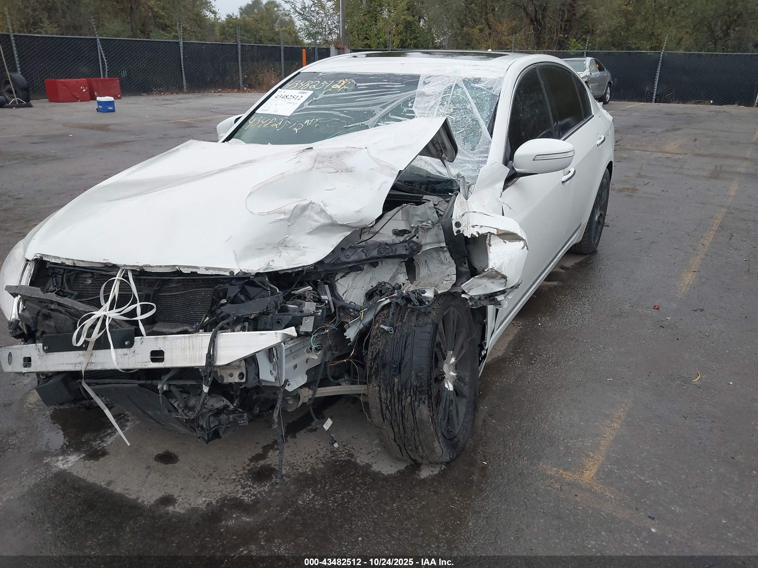 2011 Hyundai Genesis 4.6 Белый vin: KMHGC4DF5BU114384