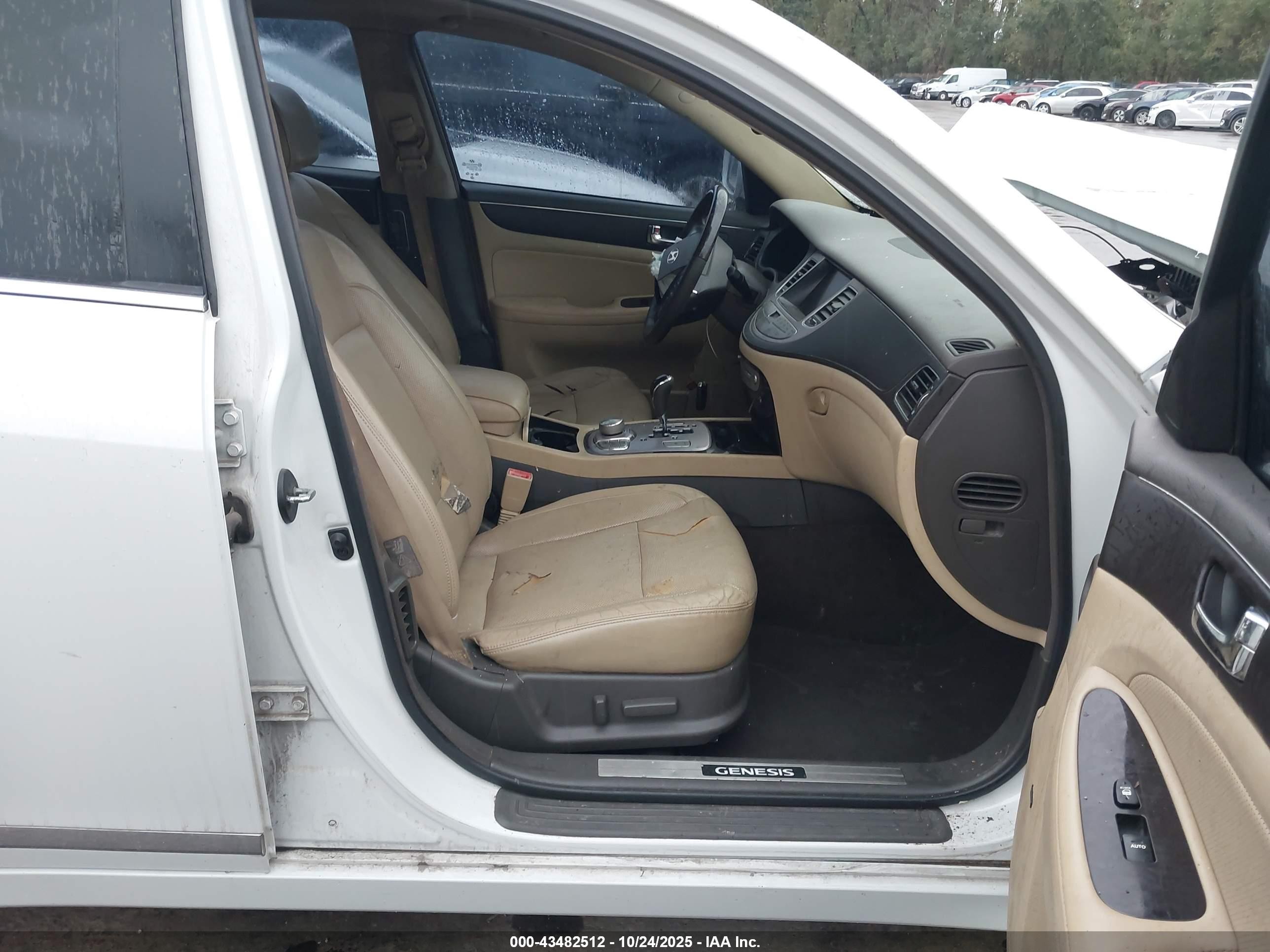 2011 Hyundai Genesis 4.6 Белый vin: KMHGC4DF5BU114384