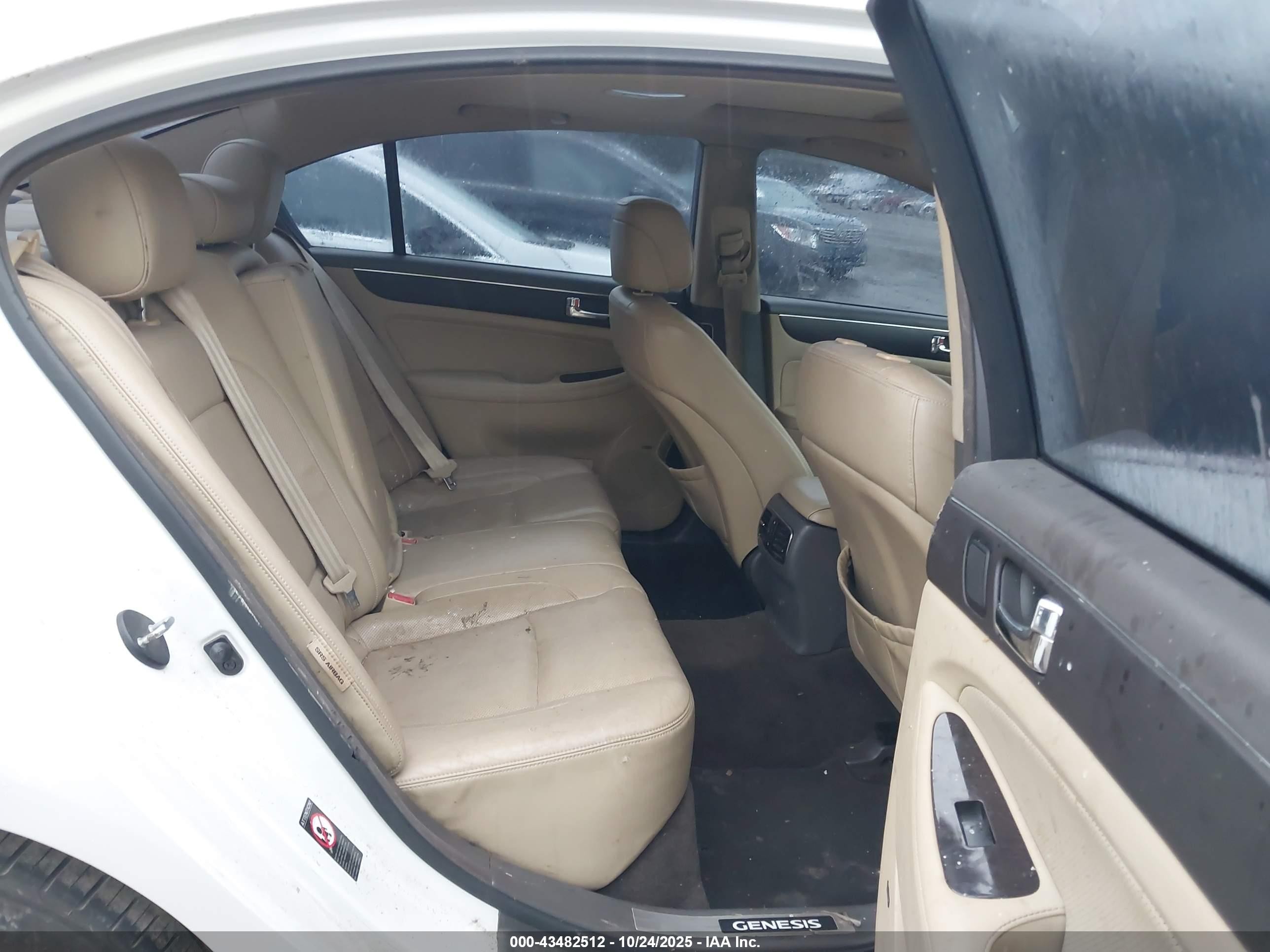2011 Hyundai Genesis 4.6 Белый vin: KMHGC4DF5BU114384