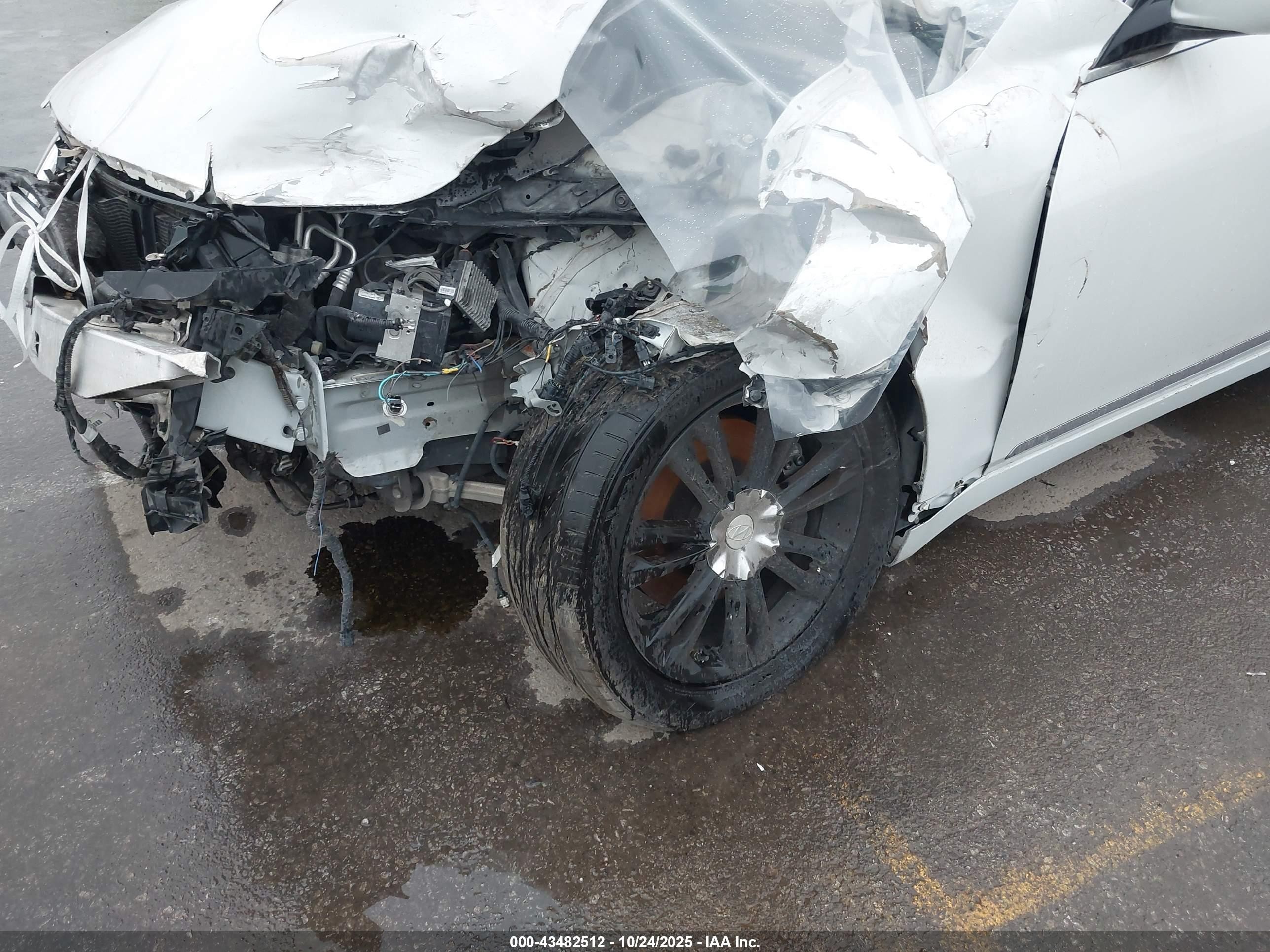 2011 Hyundai Genesis 4.6 Белый vin: KMHGC4DF5BU114384